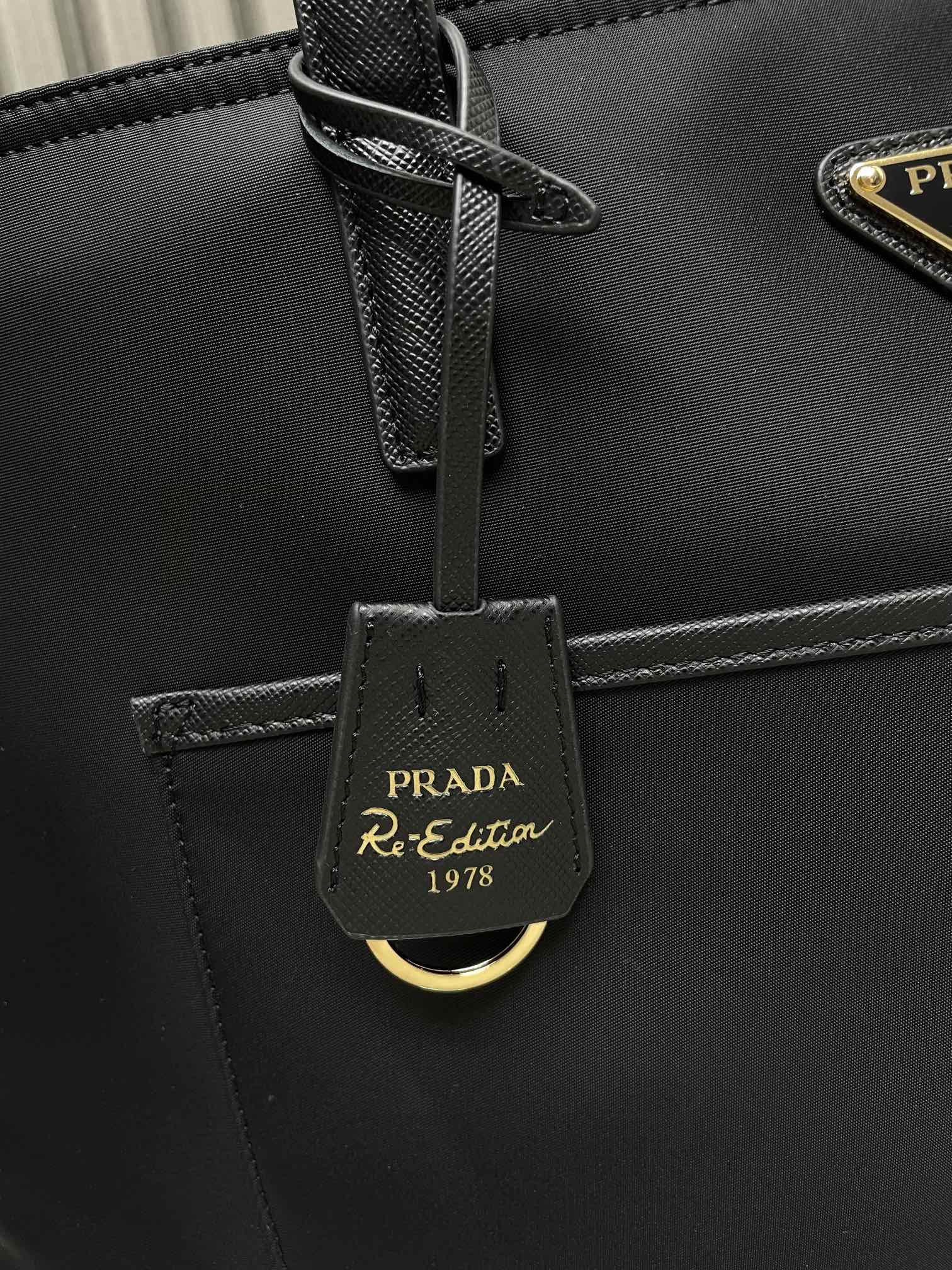 Pra*a re-edition 1978 large re-nylon and saffiano leather tote bag 31x43x15cm