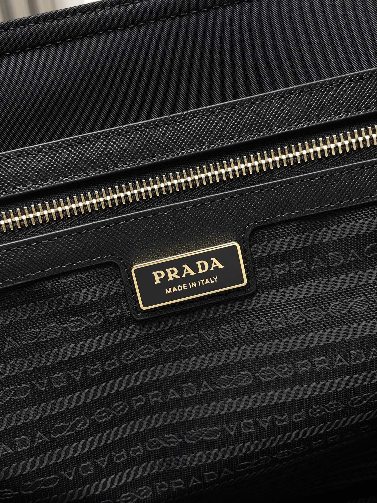 Pra*a re-edition 1978 large re-nylon and saffiano leather tote bag 31x43x15cm