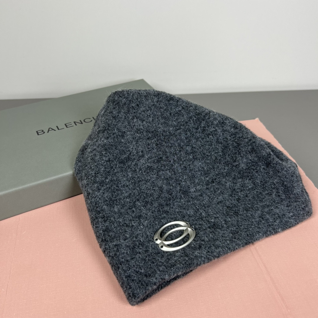Ba*len*cia*ga beanie
