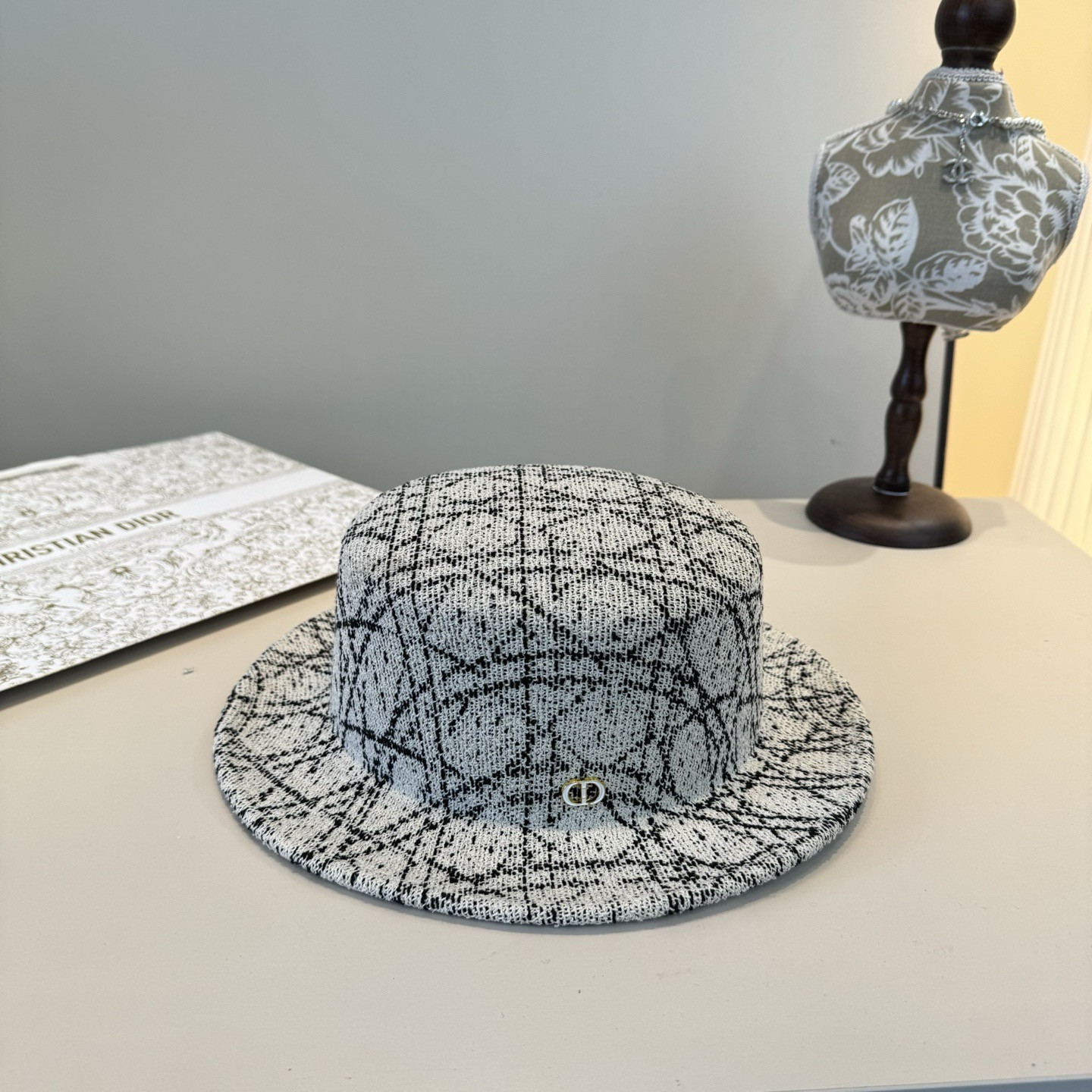 D*or small brim bucket hat 57cm head circumference