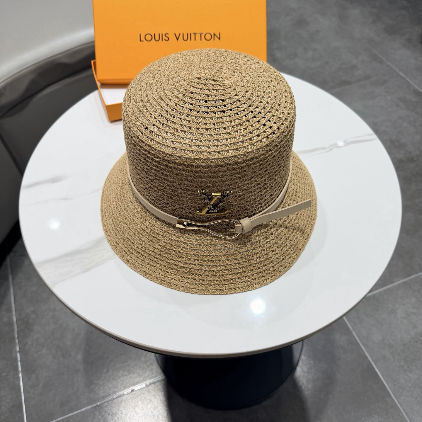 l0*is V*t0n straw bucket hat
