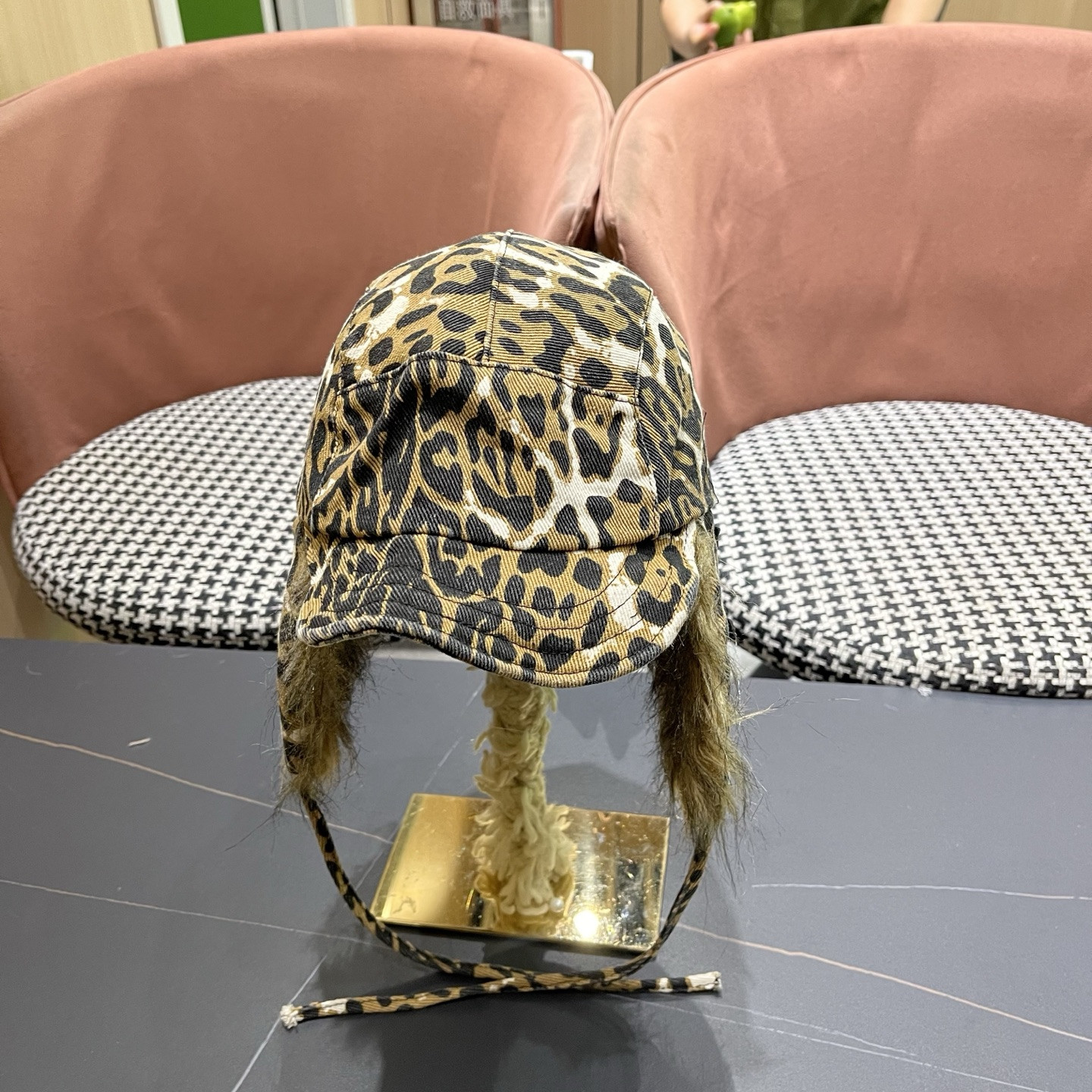 l0*is V*t0n trapper hat