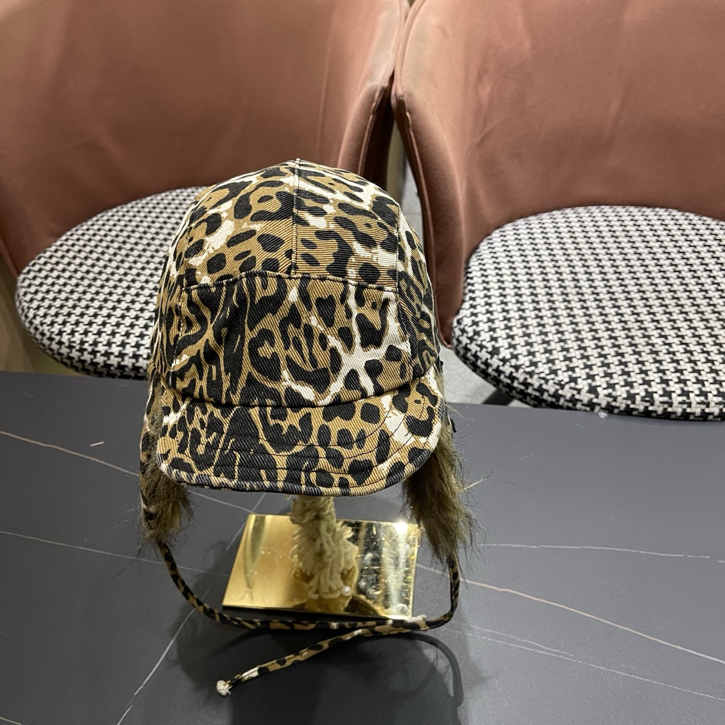 l0*is V*t0n trapper hat