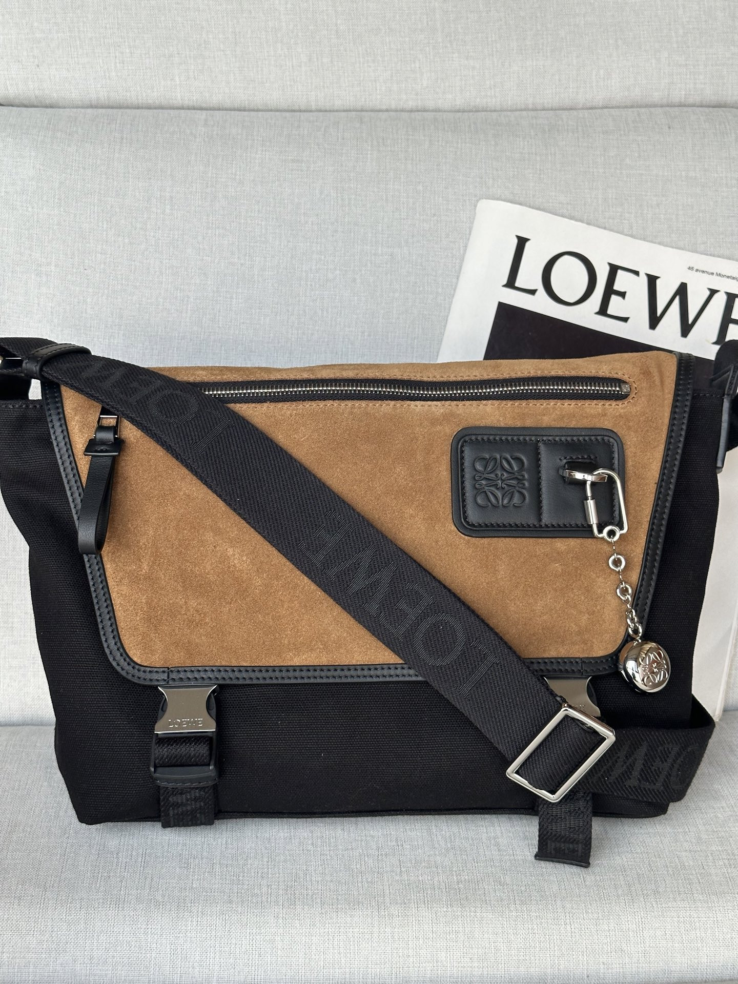 L0ew* medium flex messenger in canvas and suede 27x38x9.5cm
