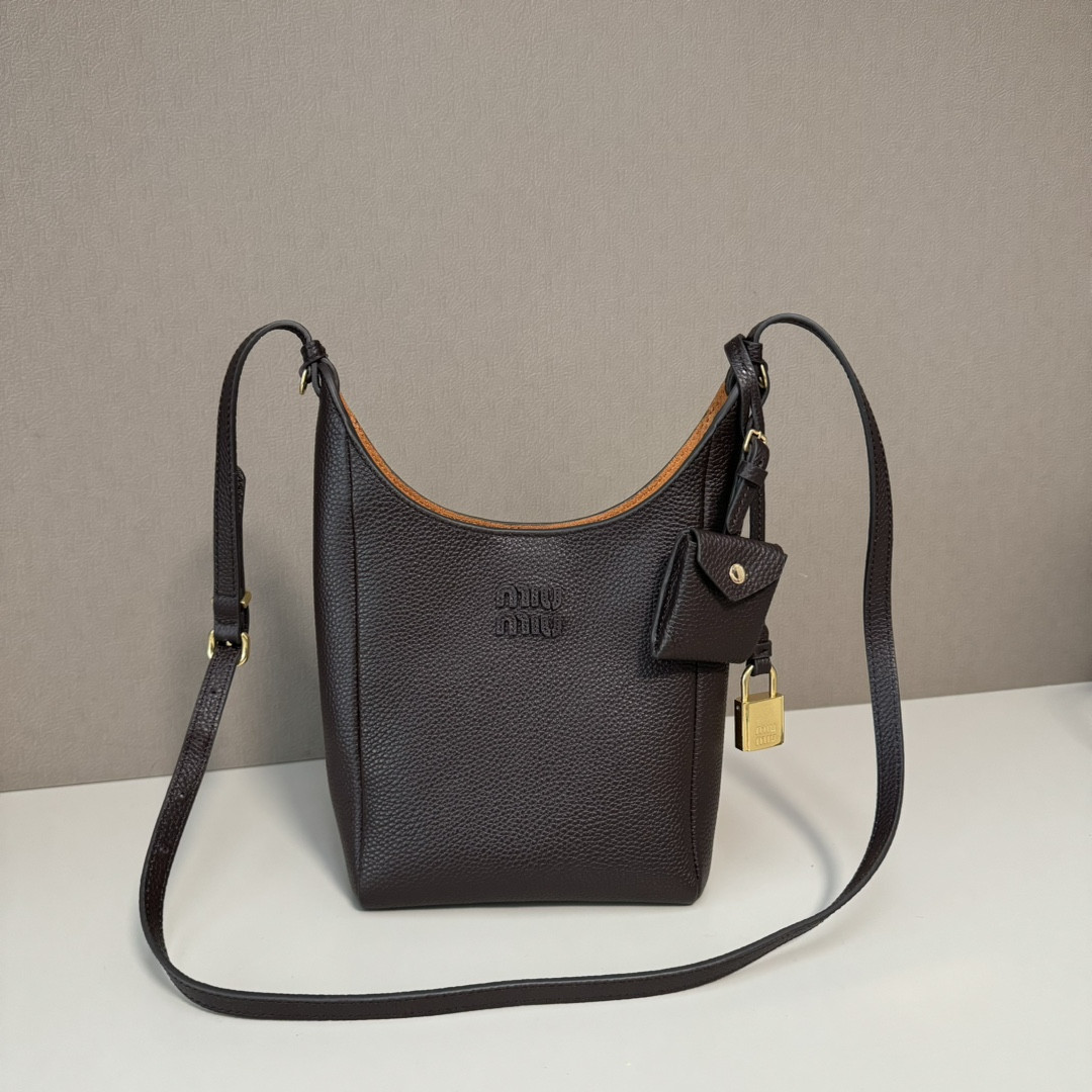 M1v M1v leather bucket bag 18x16x7cm