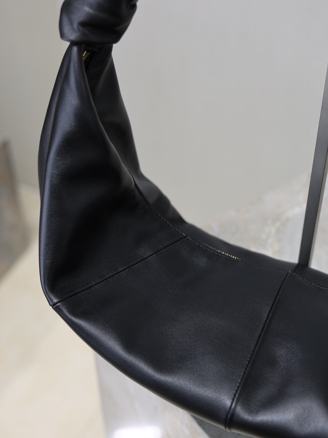 Y*L amalia hobo in lambskin 23-62x28x4cm