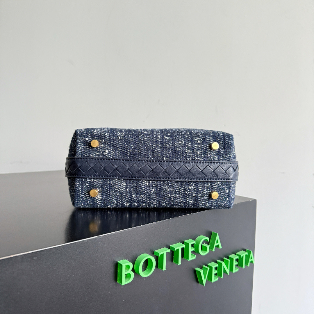 bo*te*ga Ve*ne*ta wallace 13x20x9.5cm