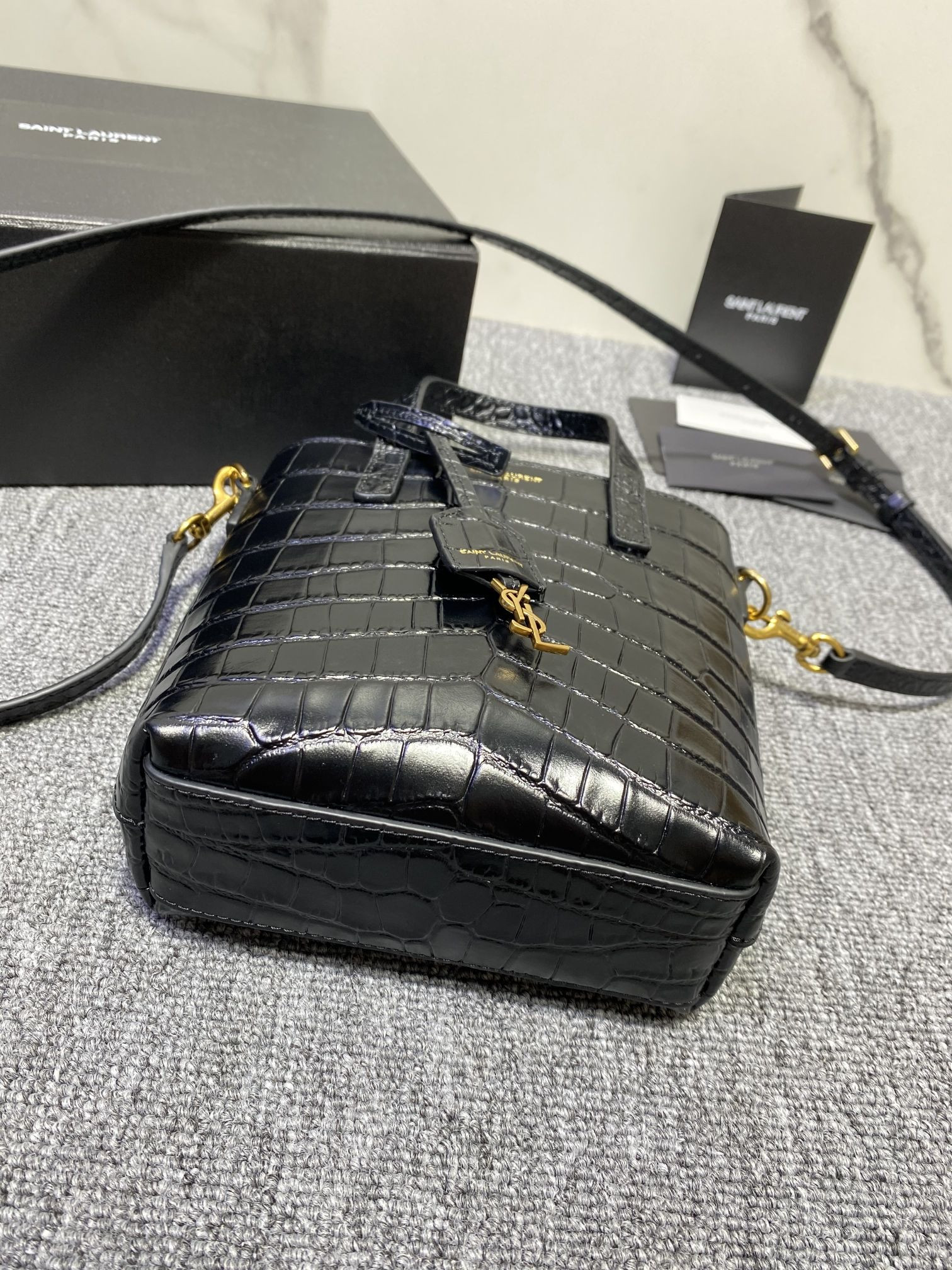 y*l mini toy shopping Sa**t Lau*nt in crocodile-embossed leather 18x17x8cm