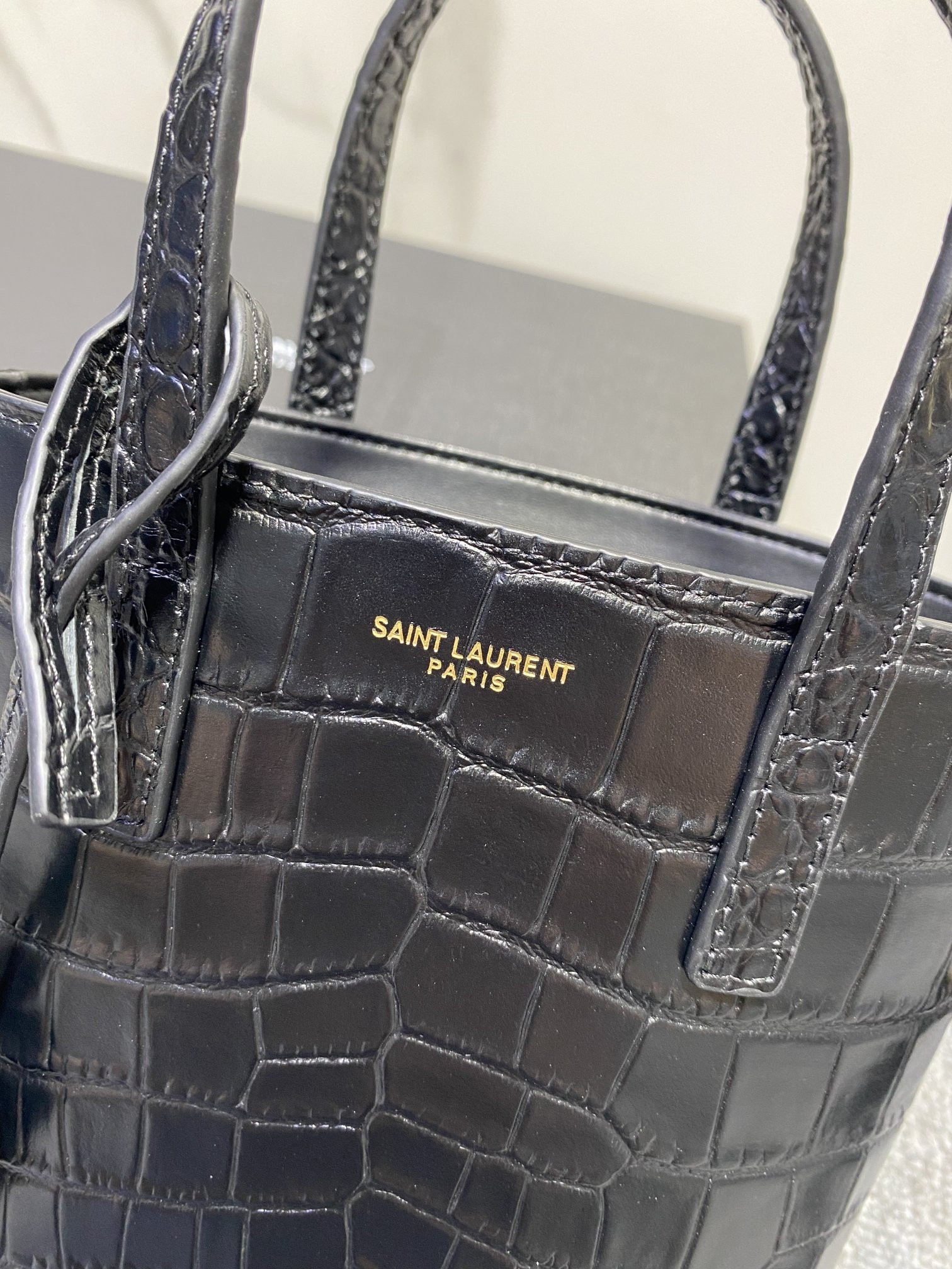 y*l mini toy shopping Sa**t Lau*nt in crocodile-embossed leather 18x17x8cm