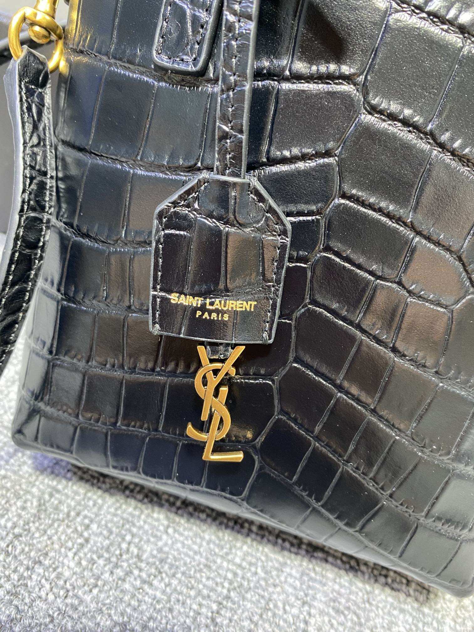 y*l mini toy shopping Sa**t Lau*nt in crocodile-embossed leather 18x17x8cm