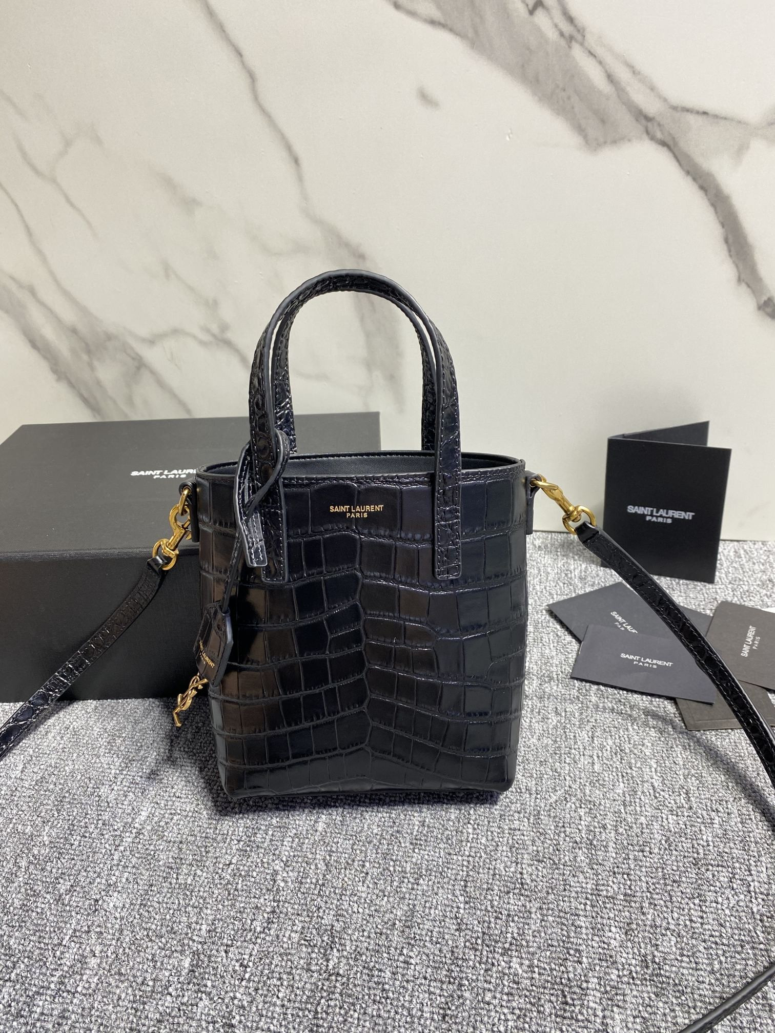 y*l mini toy shopping Sa**t Lau*nt in crocodile-embossed leather 18x17x8cm