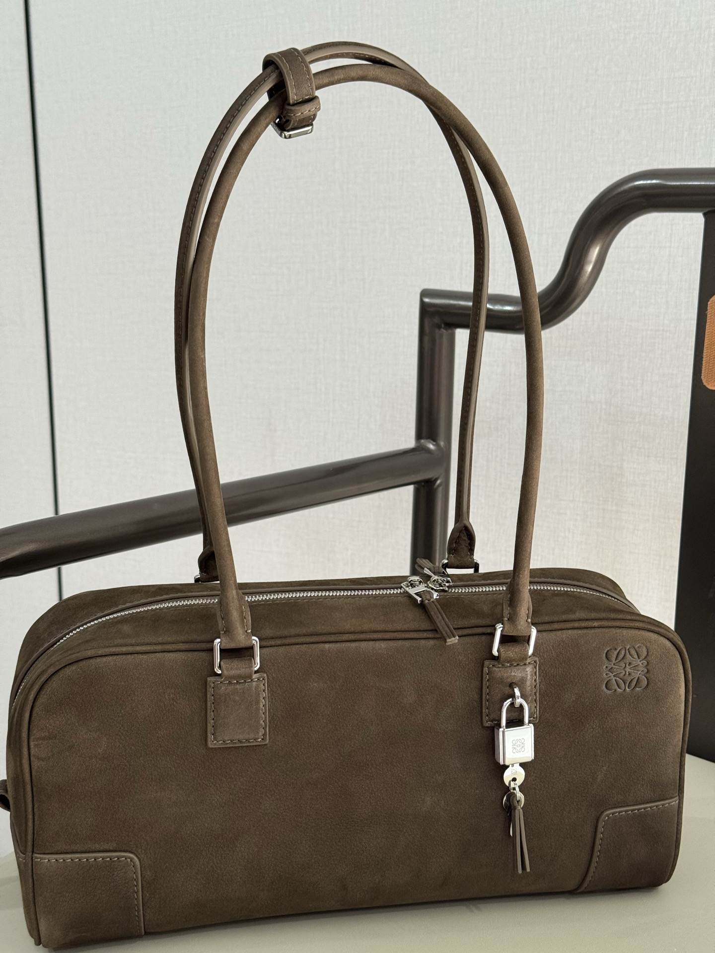 L0ew* amazona 31 cropped bag in grained nubuck 15x30.5x9cm