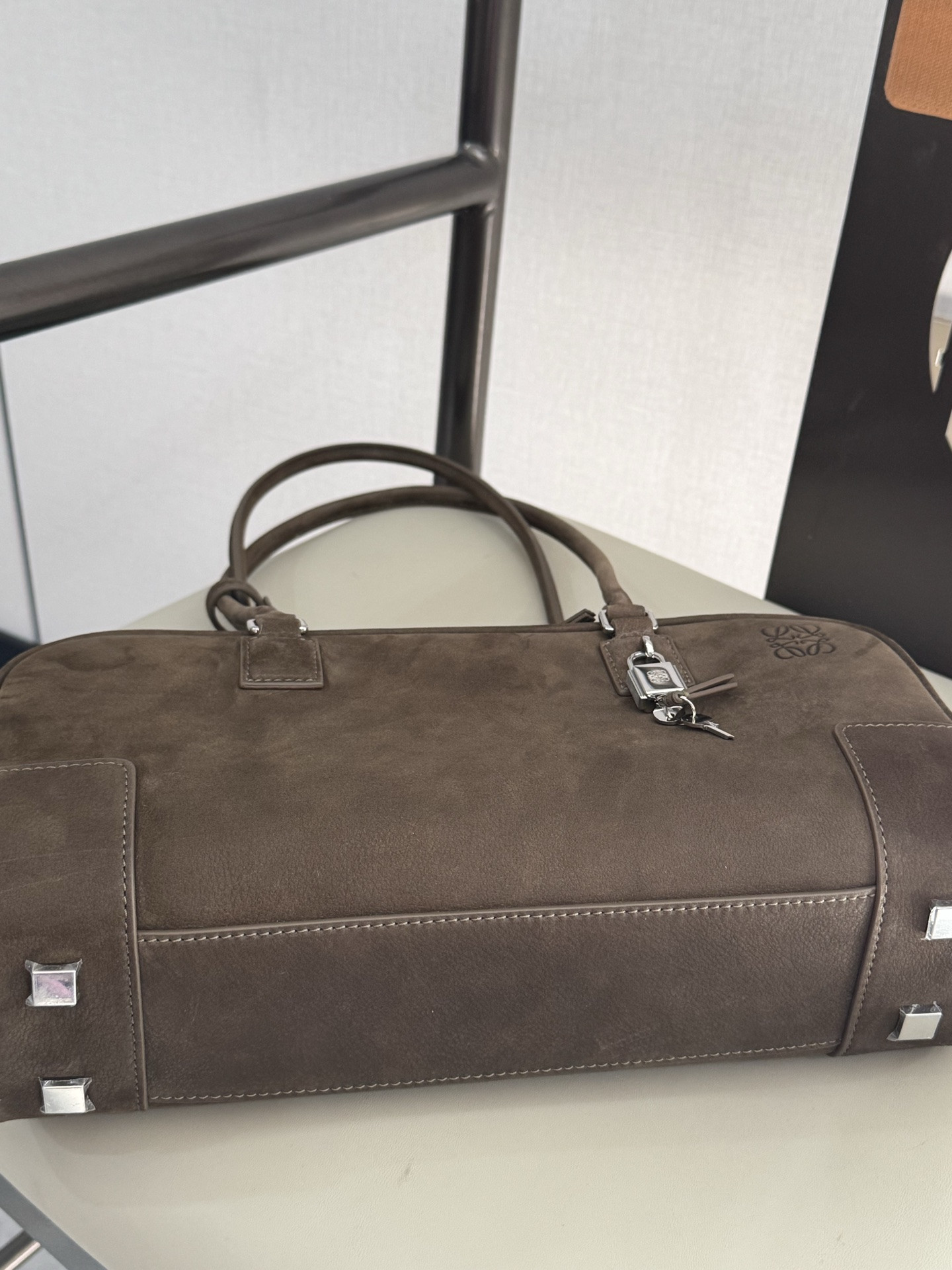 L0ew* amazona 31 cropped bag in grained nubuck 15x30.5x9cm