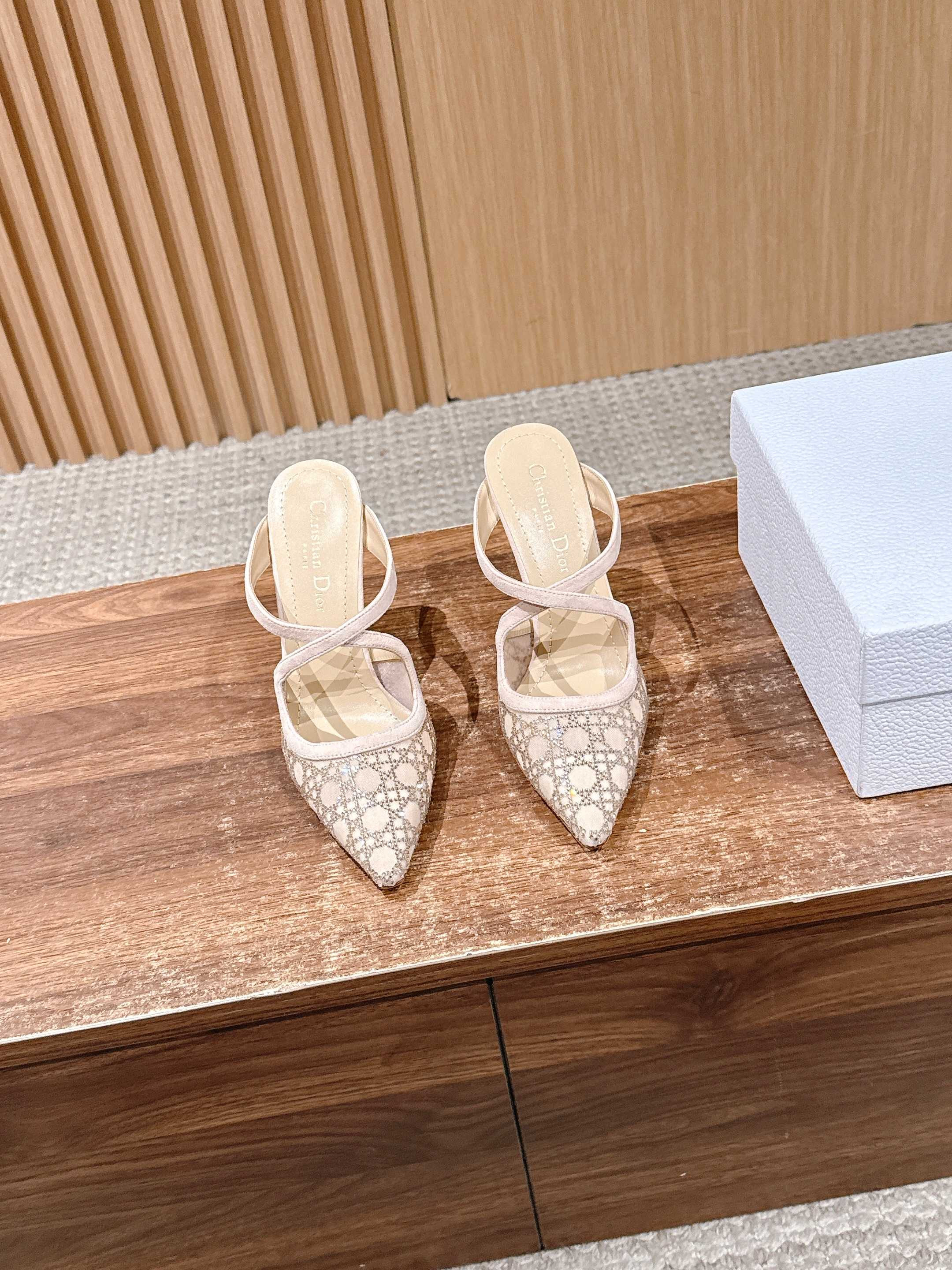 ua D*or capture heeled mule