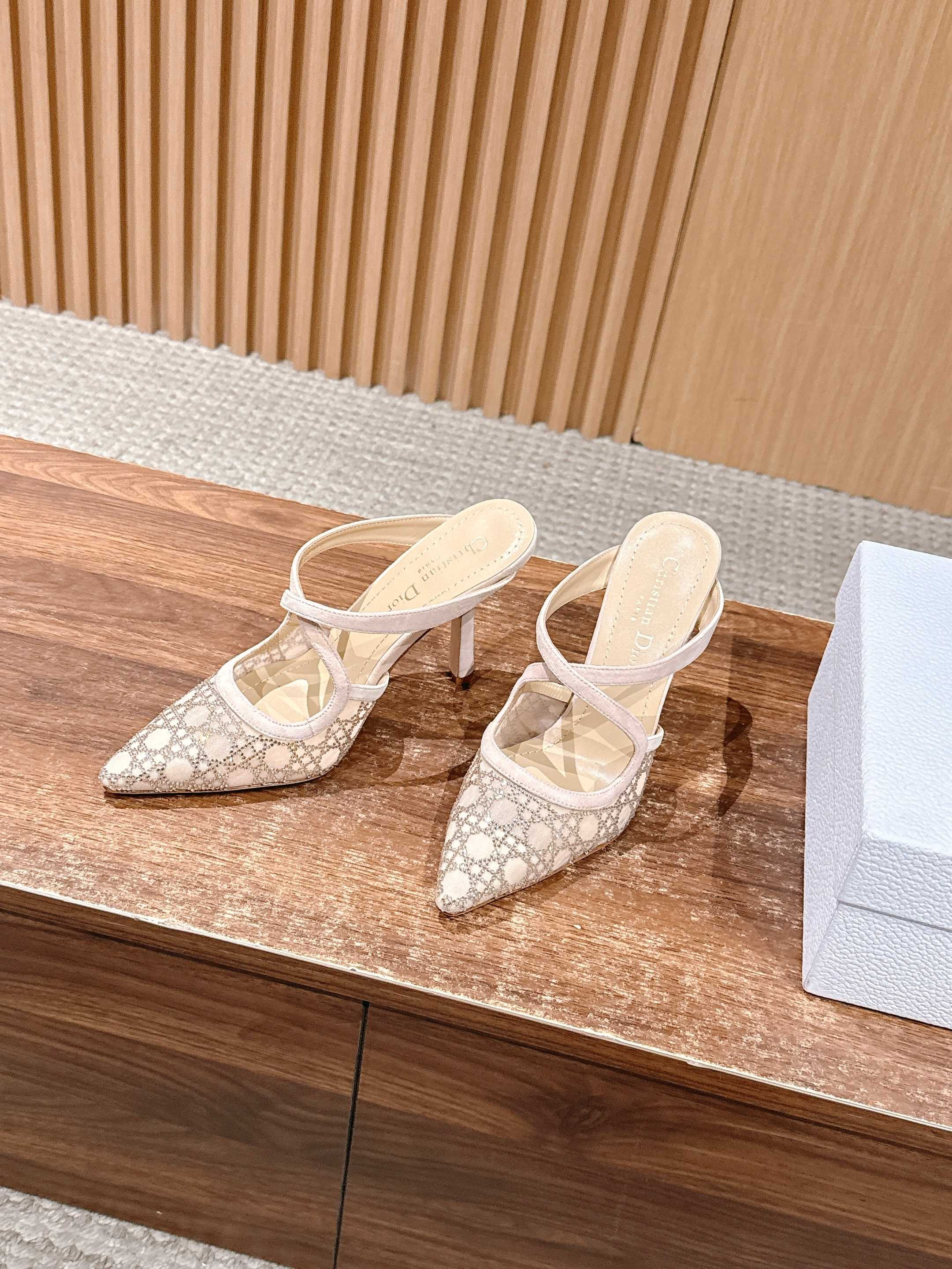 ua D*or capture heeled mule