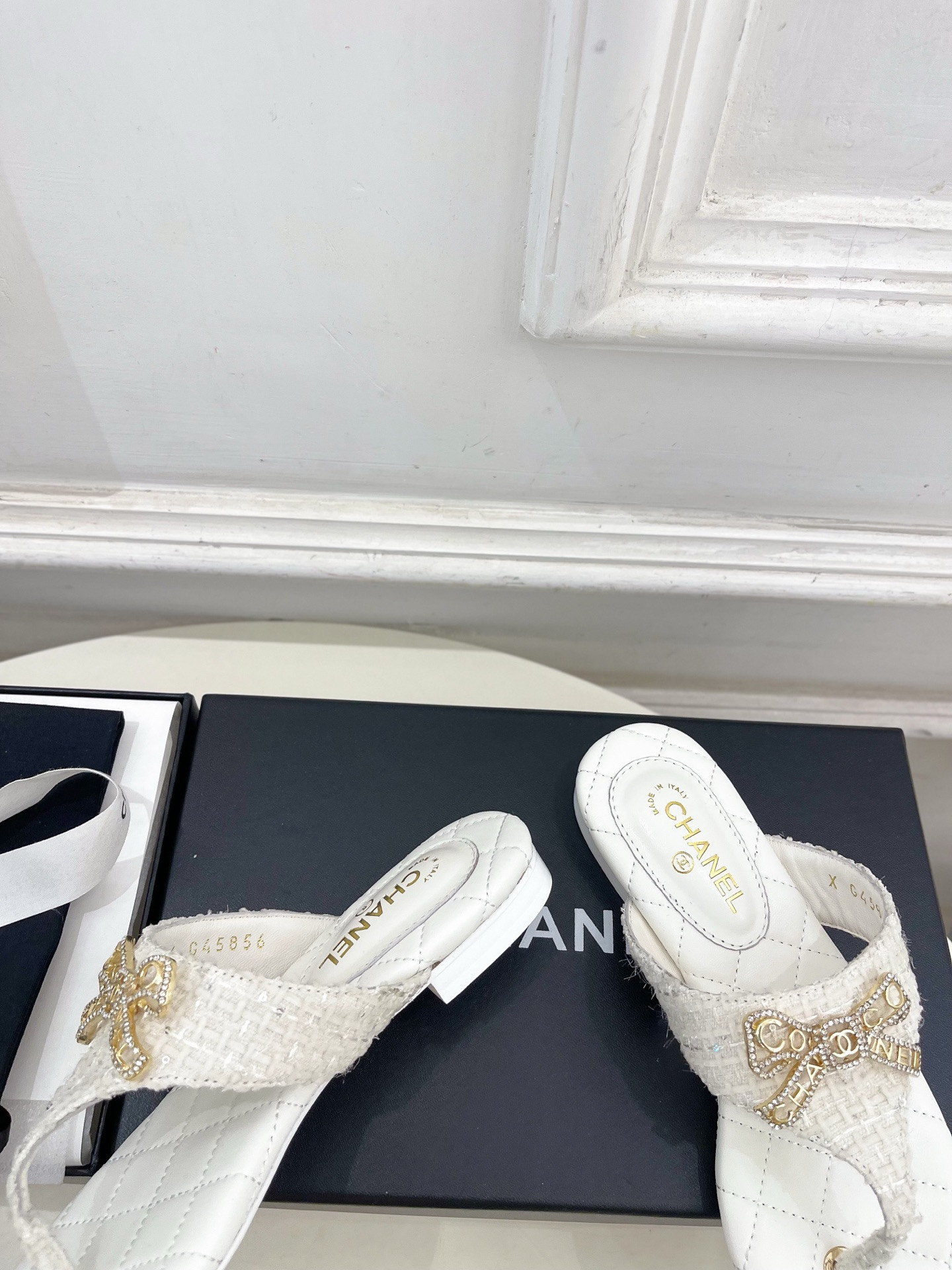 ua Ch*el thongs sandals