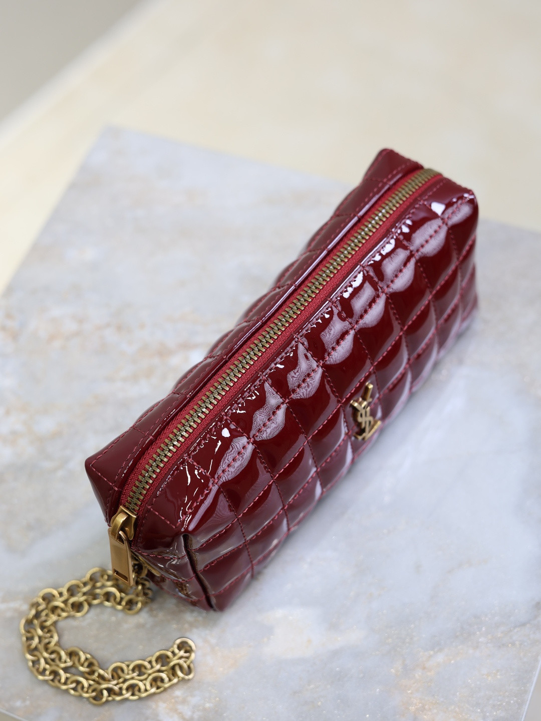 Y*L cassandre matelassÉ carrÉ pouch on chain in shiny 18.5x8.5x4cm