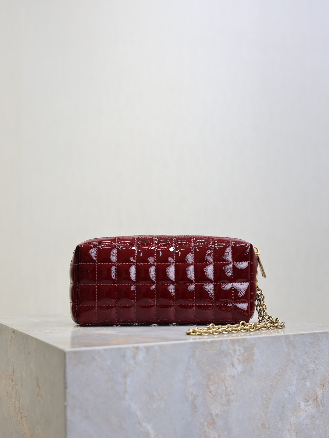 Y*L cassandre matelassÉ carrÉ pouch on chain in shiny 18.5x8.5x4cm