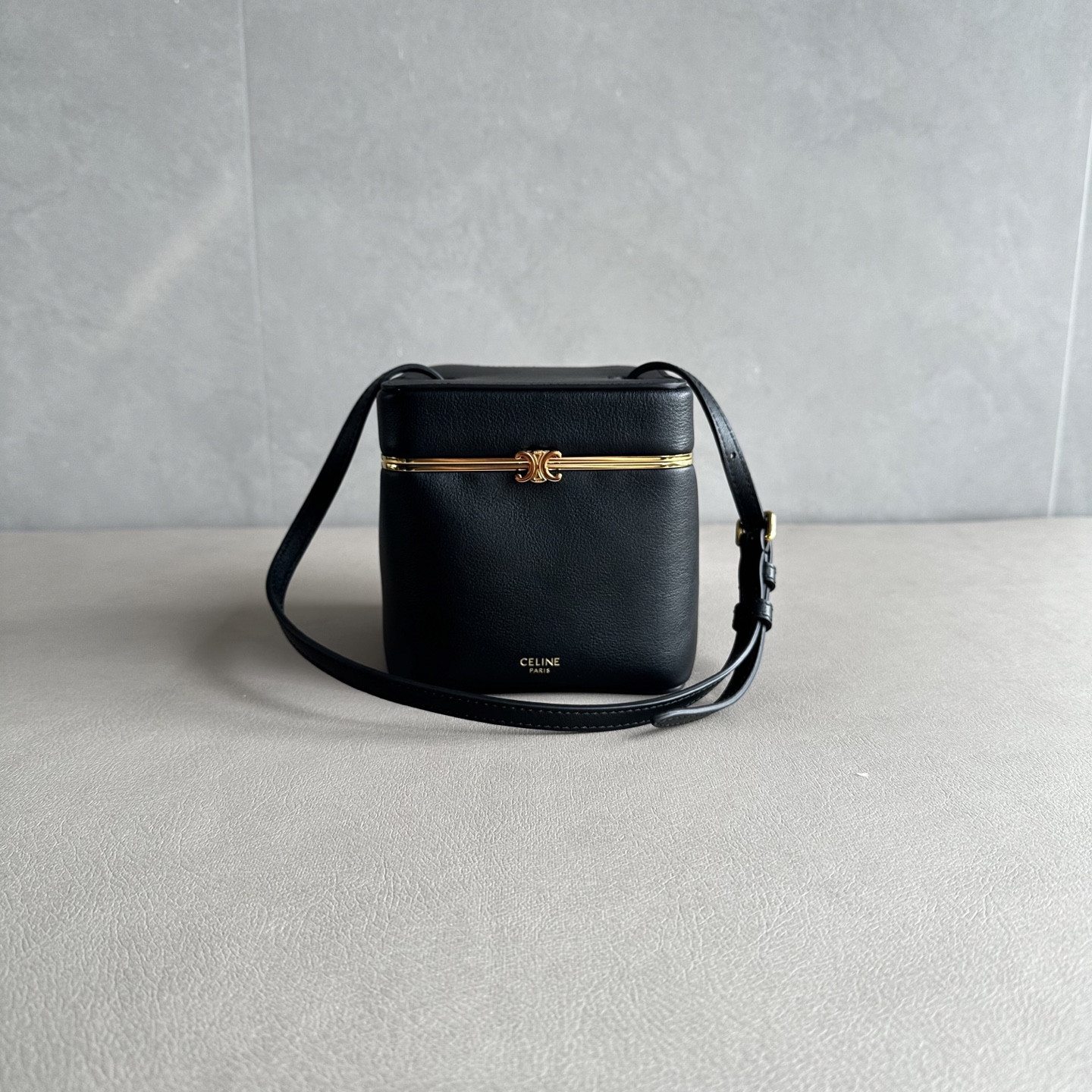 ce**e small triomphe frame in S*pple calfskin 12.5x12.5x12.5cm