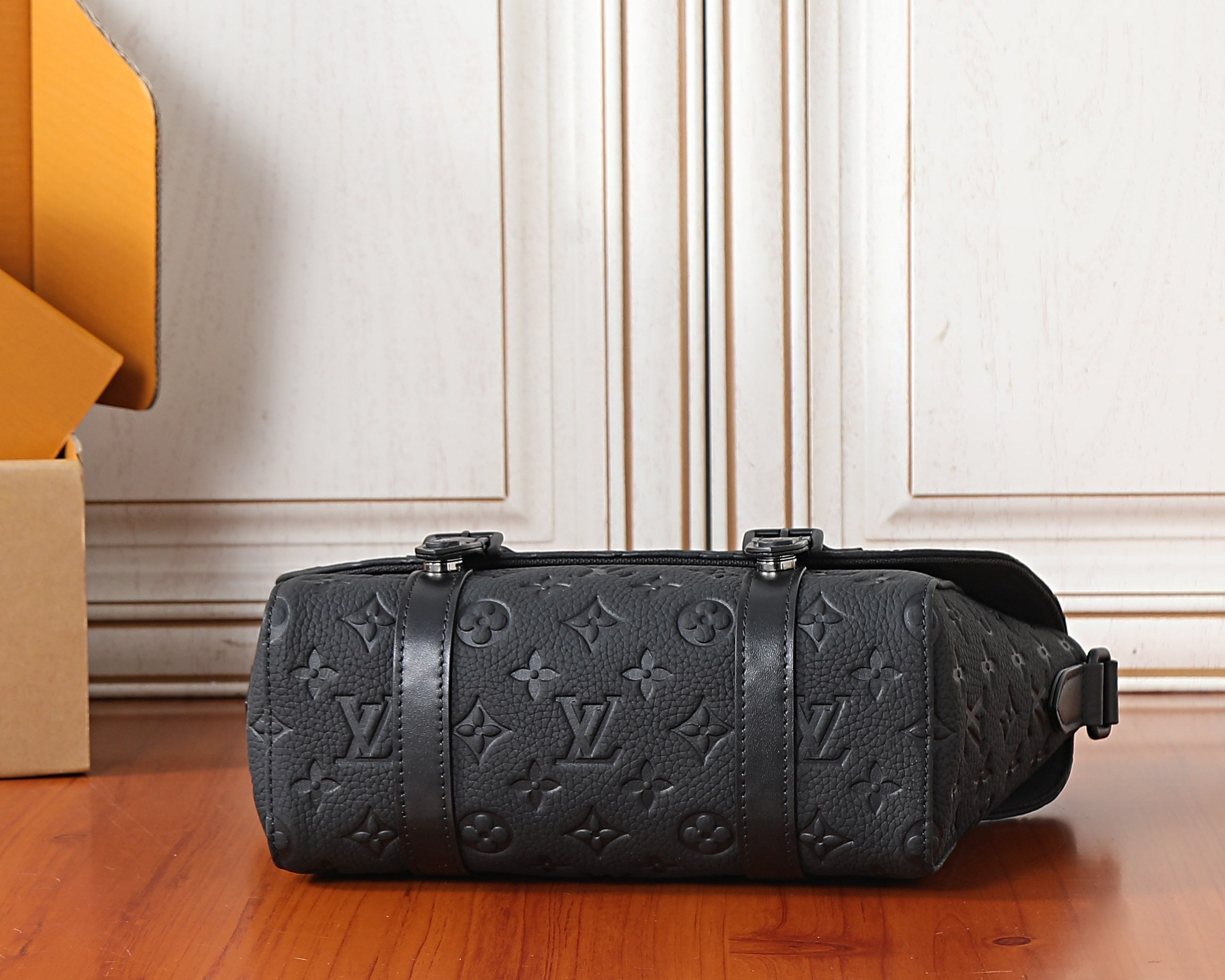 LV CHRISTOPHER Messenger Bag M28324 29x25x9cm