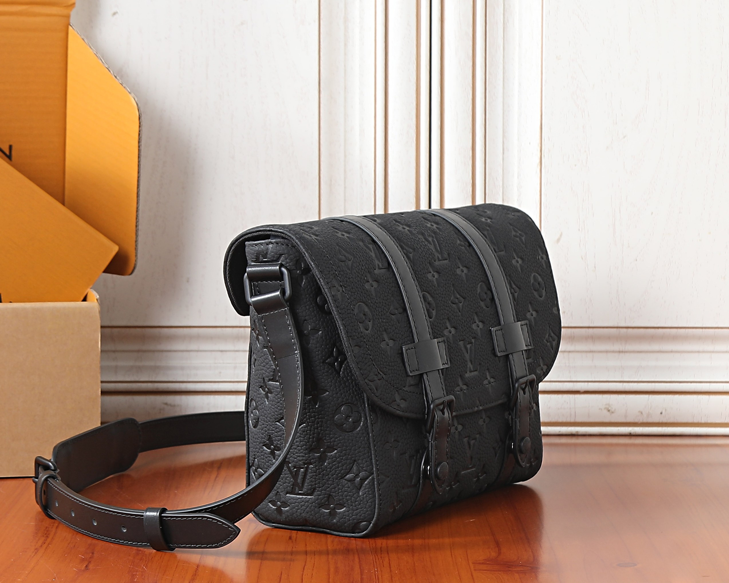 LV CHRISTOPHER Messenger Bag M28324 29x25x9cm