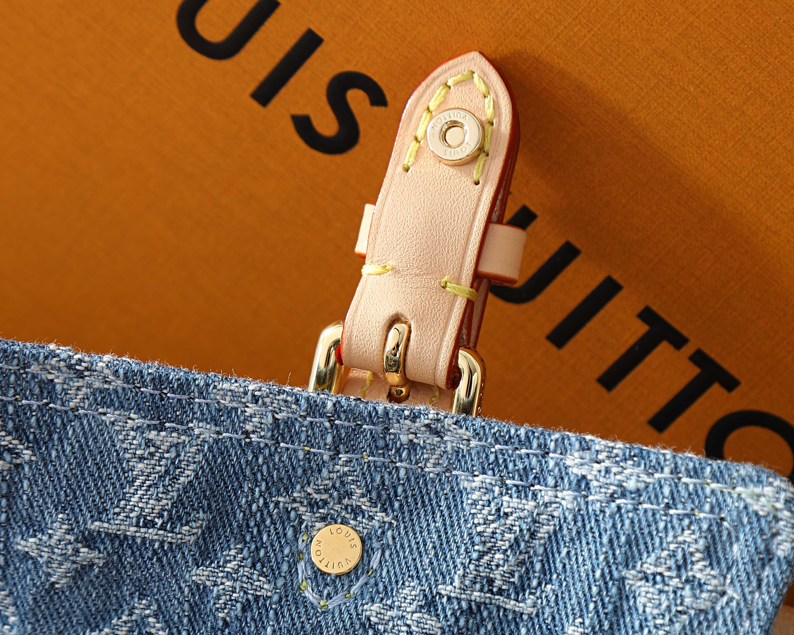 LV Pochette Accessoire Cargo M27602 23.5x14x3xm