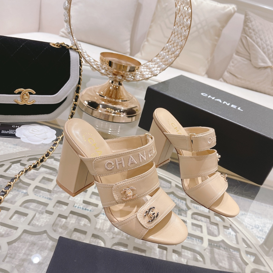 ua Ch*el sandal