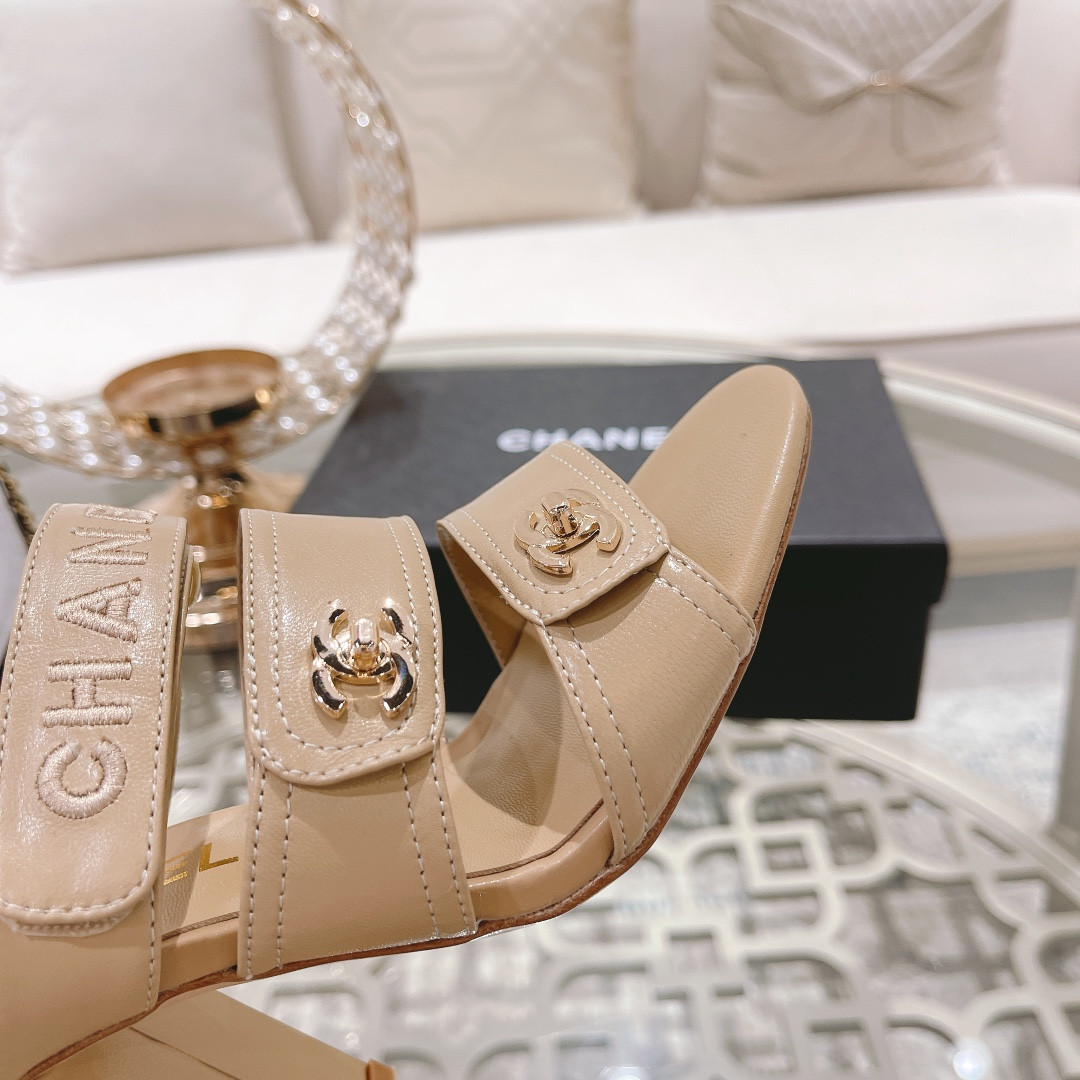 ua Ch*el sandal