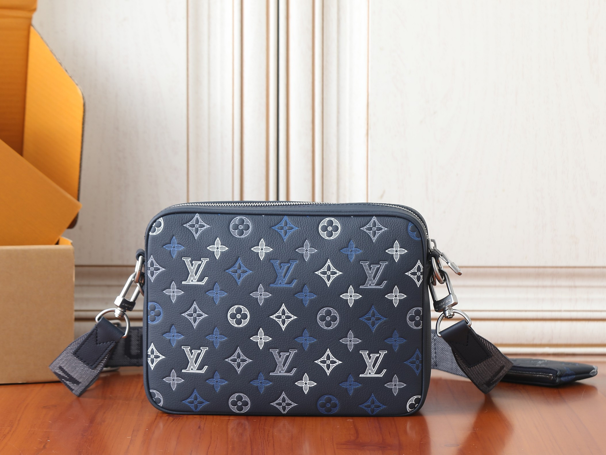LV Trio Messenger Bag M28618 25x18.5x7cm