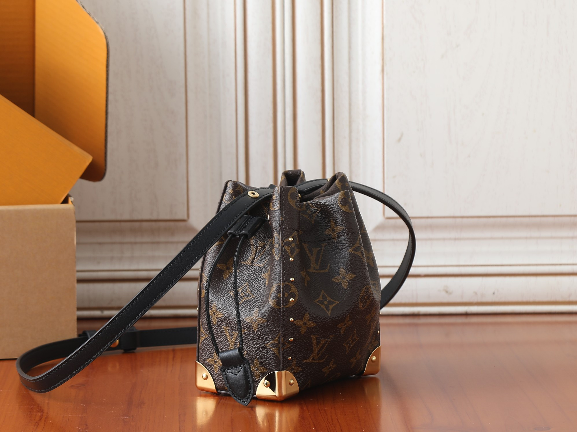 LV Nano Noé Hard Case M29323 15x17x8cm