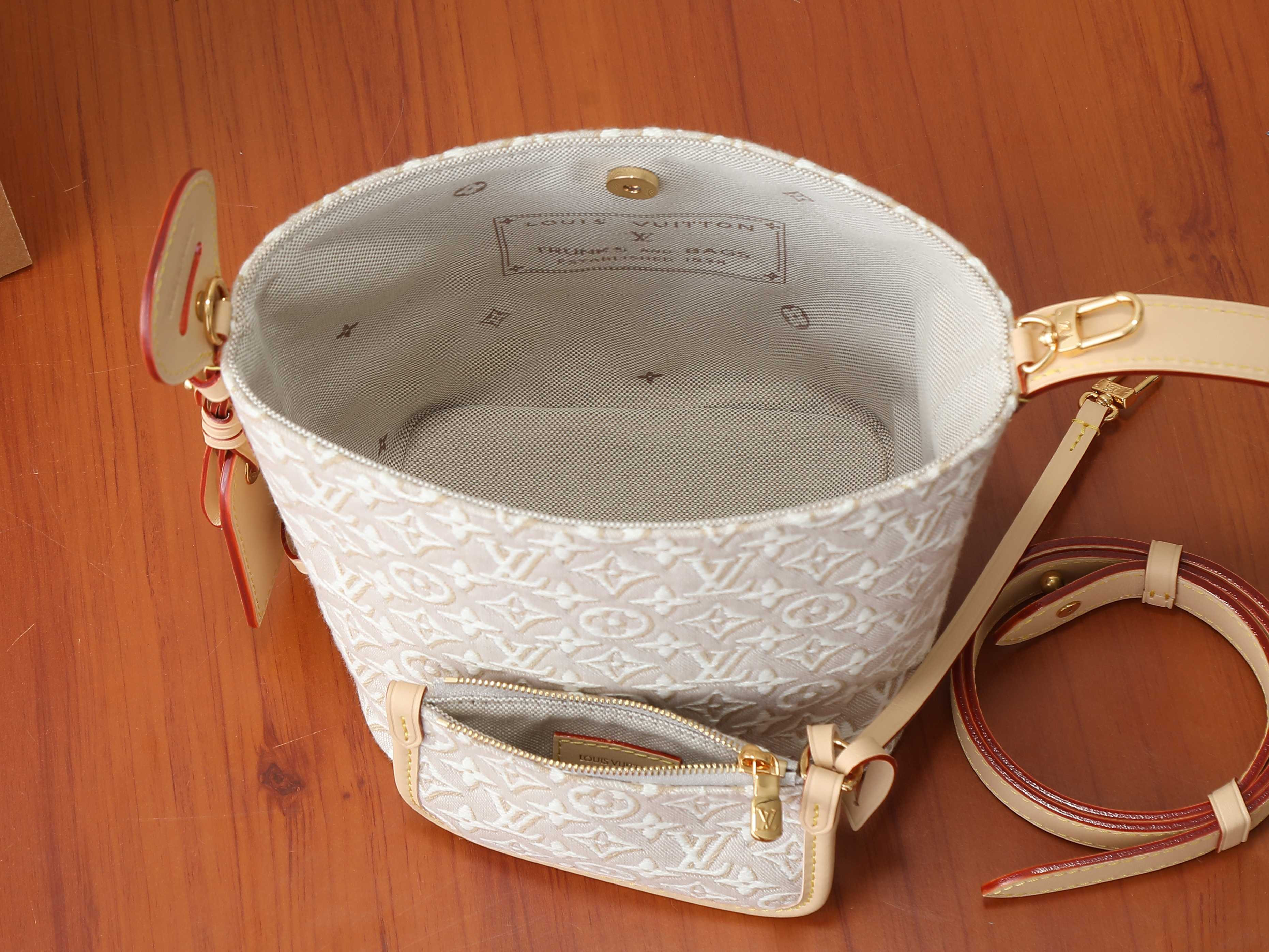 LV All in BB M2A377 16x18x12cm
