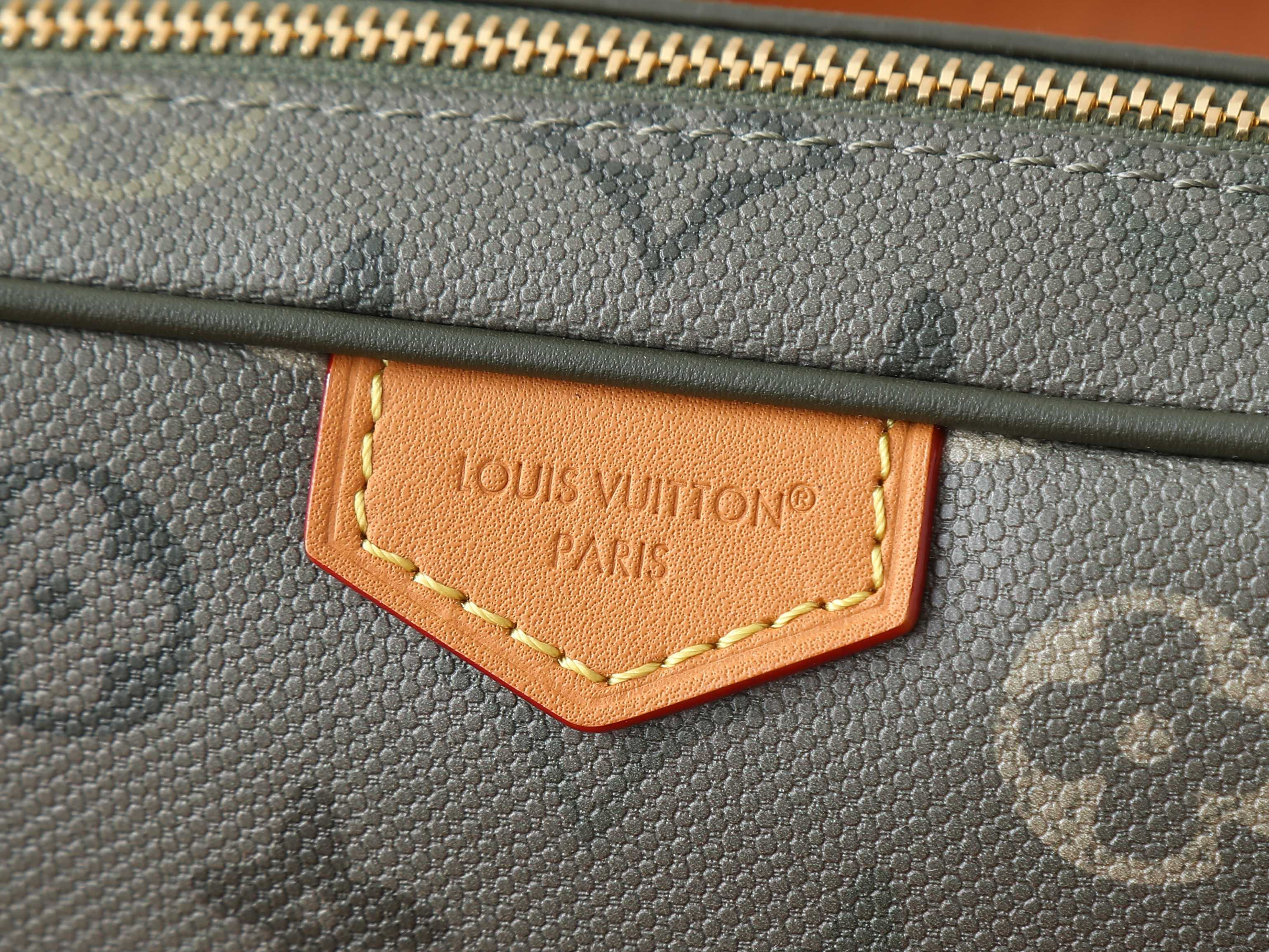 LV Trocadero Wearable Wallet M26937 20x13x6.5cm