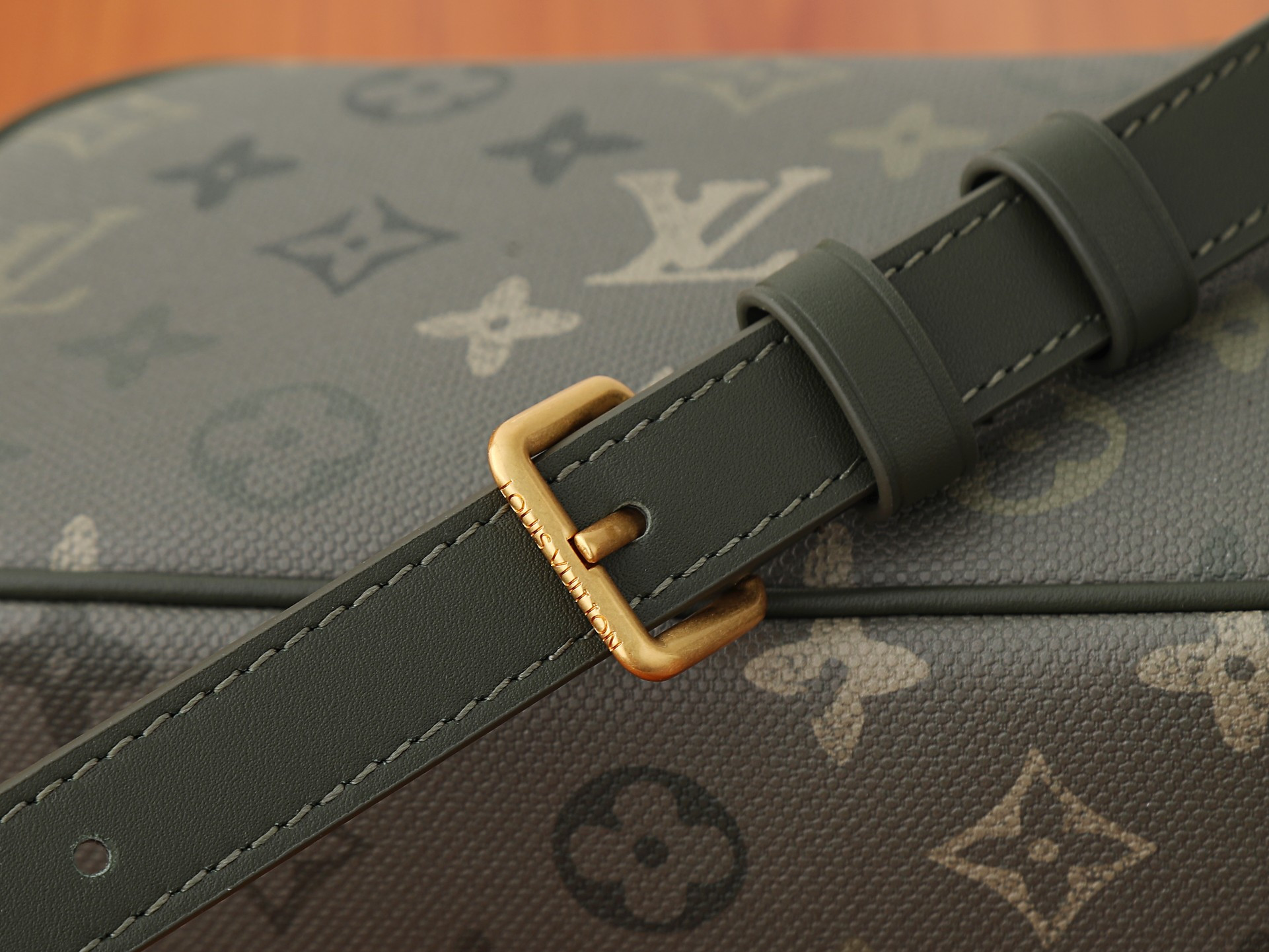 LV Trocadero Wearable Wallet M26937 20x13x6.5cm