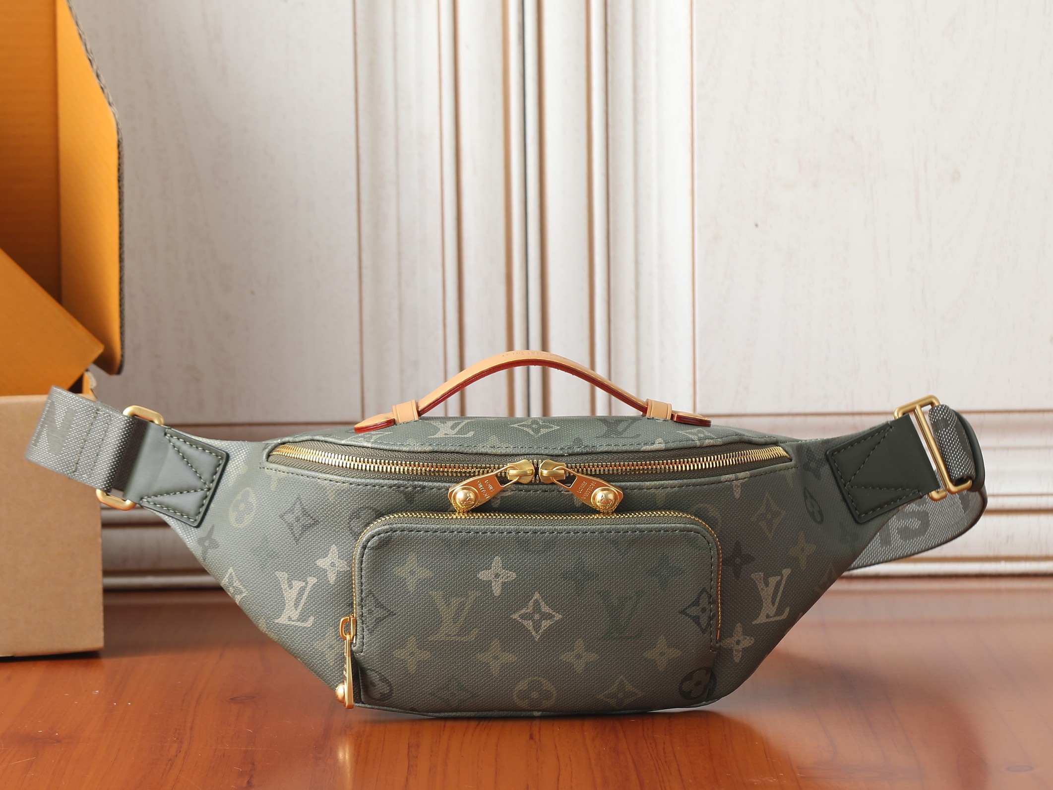 LV Rush Bumbag M26933 30x15x8cm