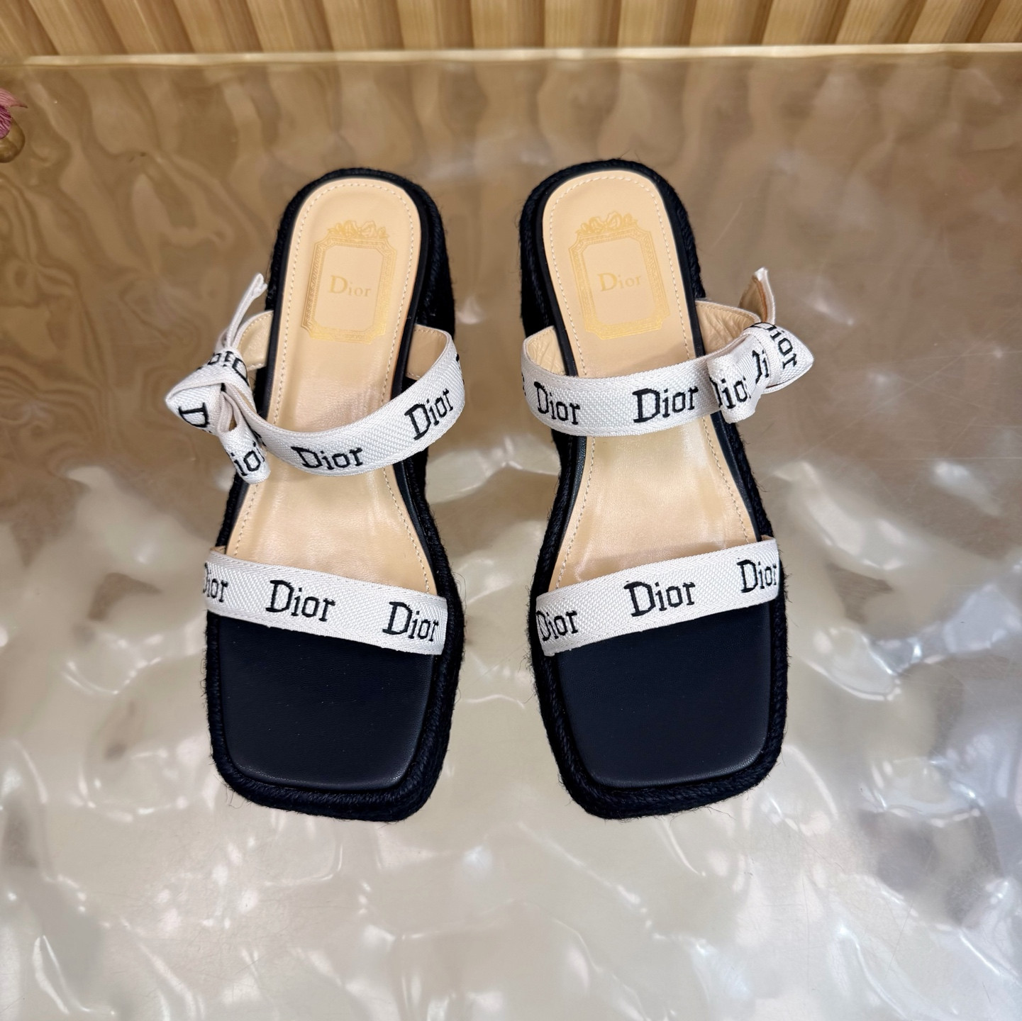 ua D*or j