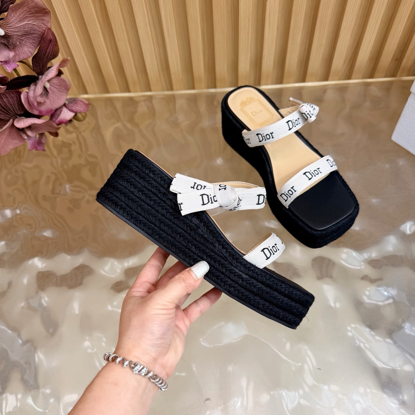 ua D*or j'aD*or wedge slide with straps
