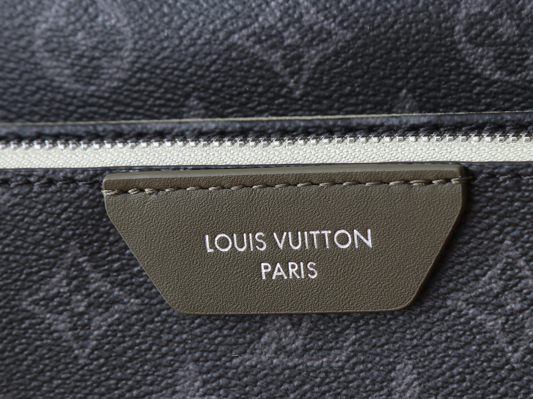 LV Trio Messenger Bag M28628 25x18.5x7cm
