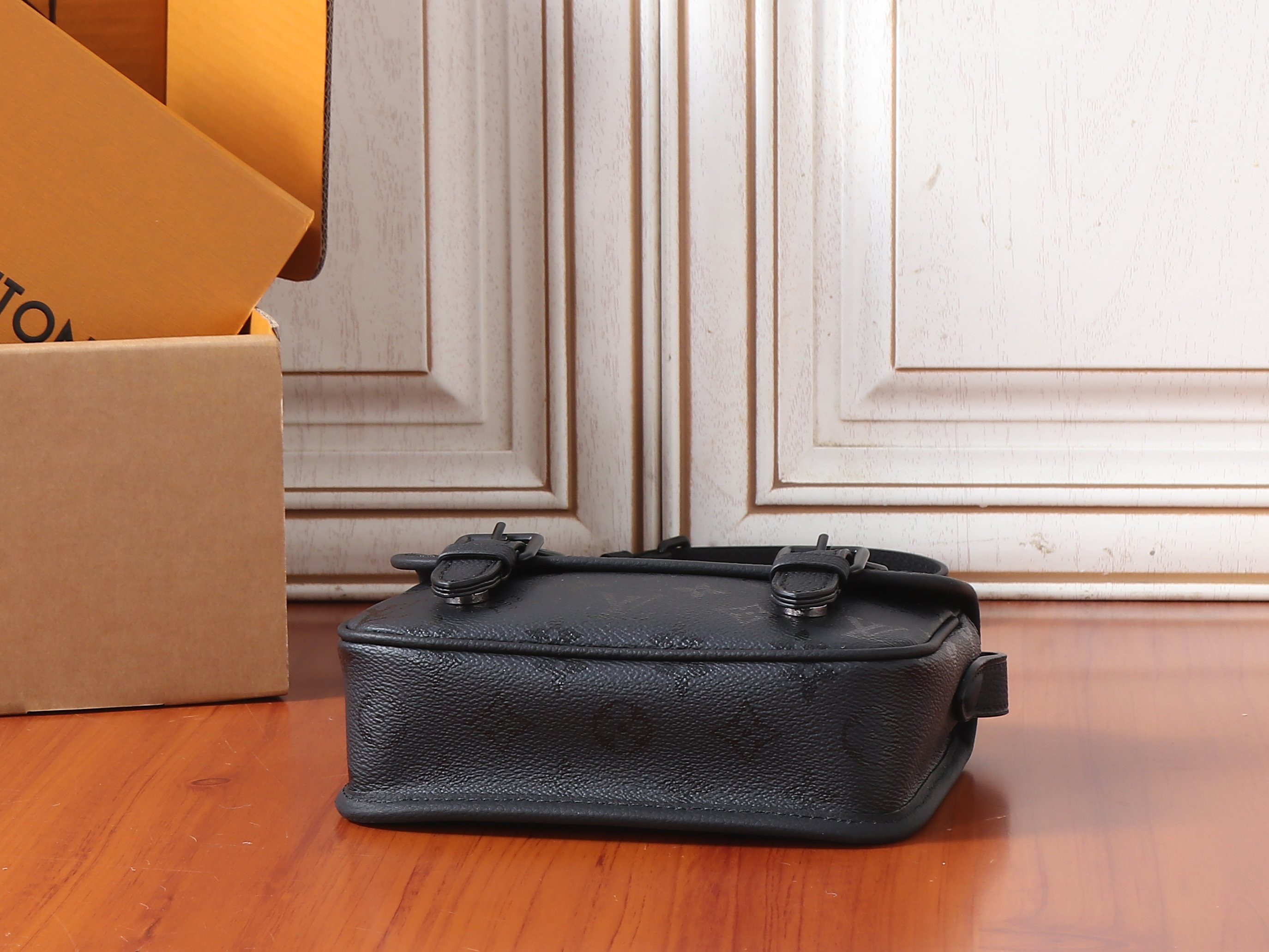 LV Satchel Wearable Wallet M2A259 19.5x15x6cm