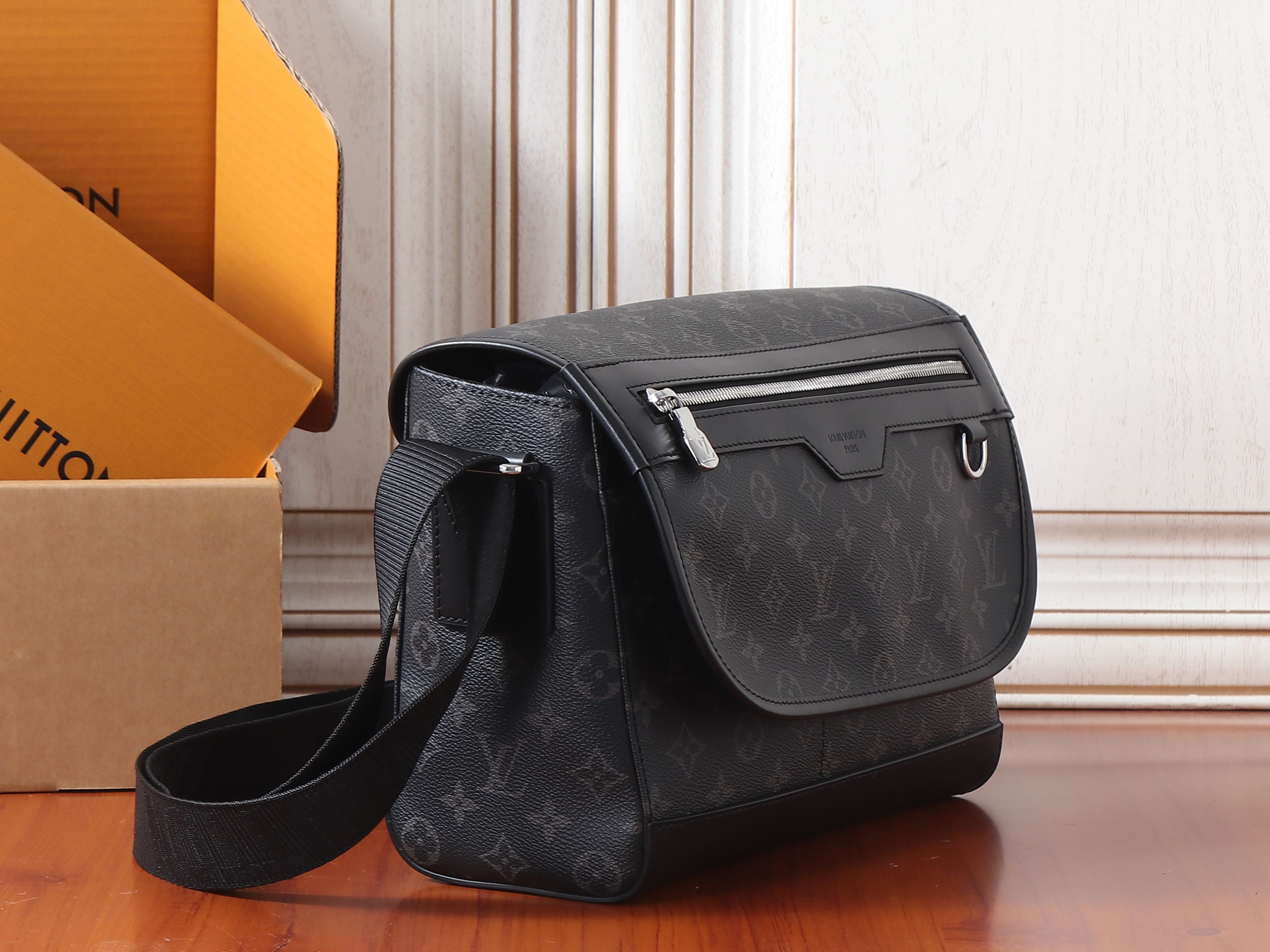LV Courrier Messenger M28630 37x27x12cm