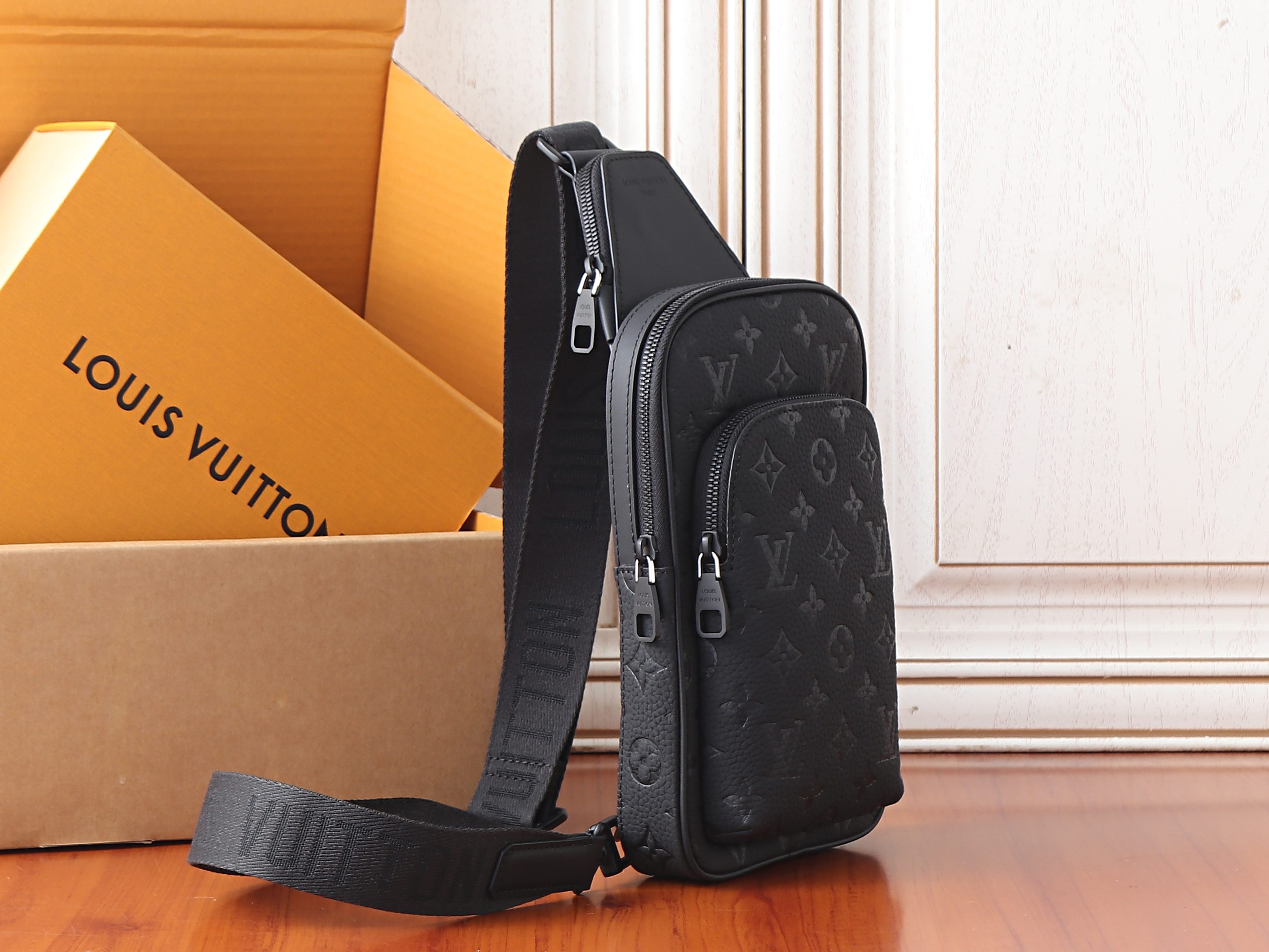 LV Avenue Slingbag PM M2A354 16x33x5.7cm