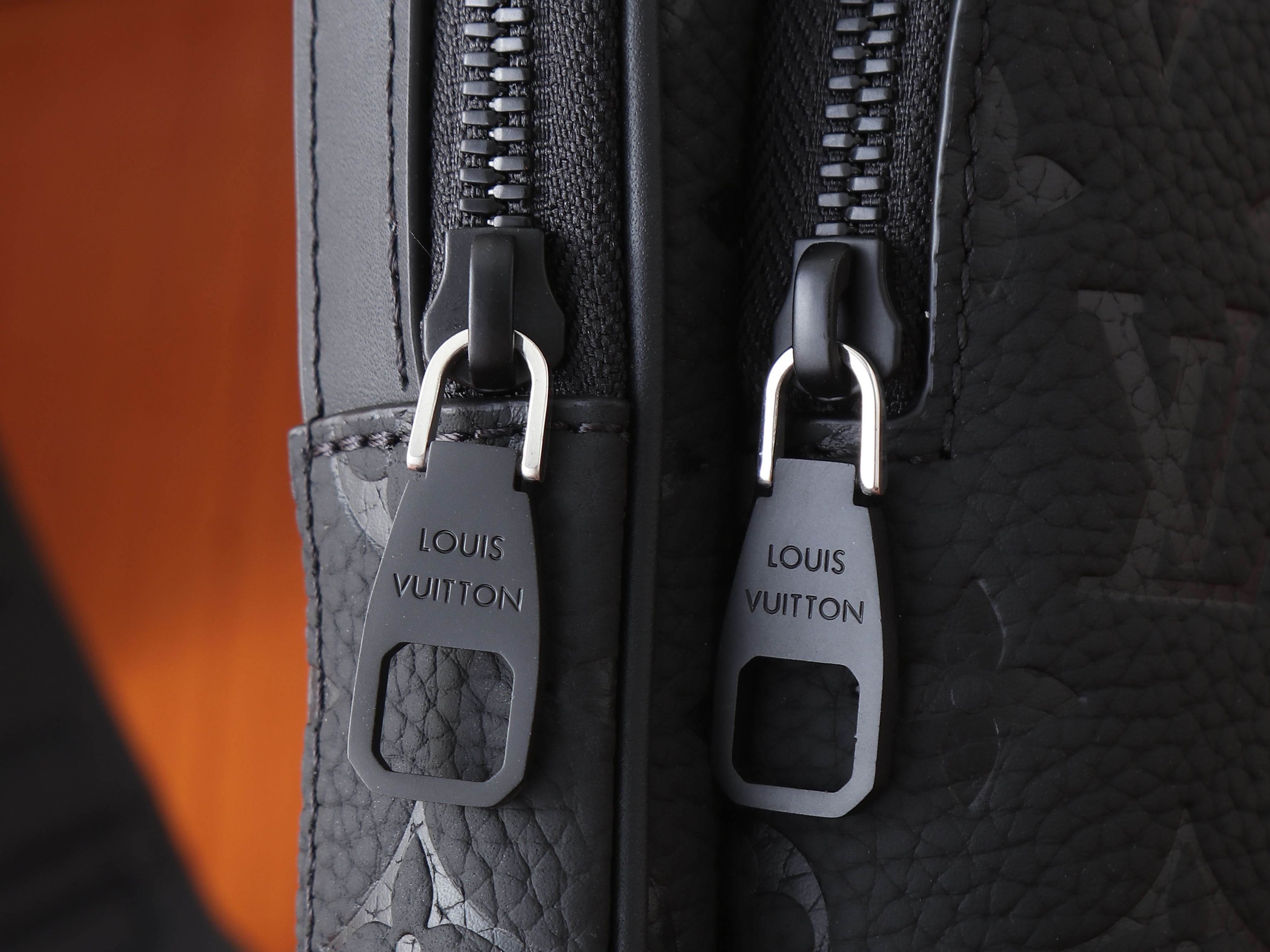 LV Avenue Slingbag PM M2A354 16x33x5.7cm