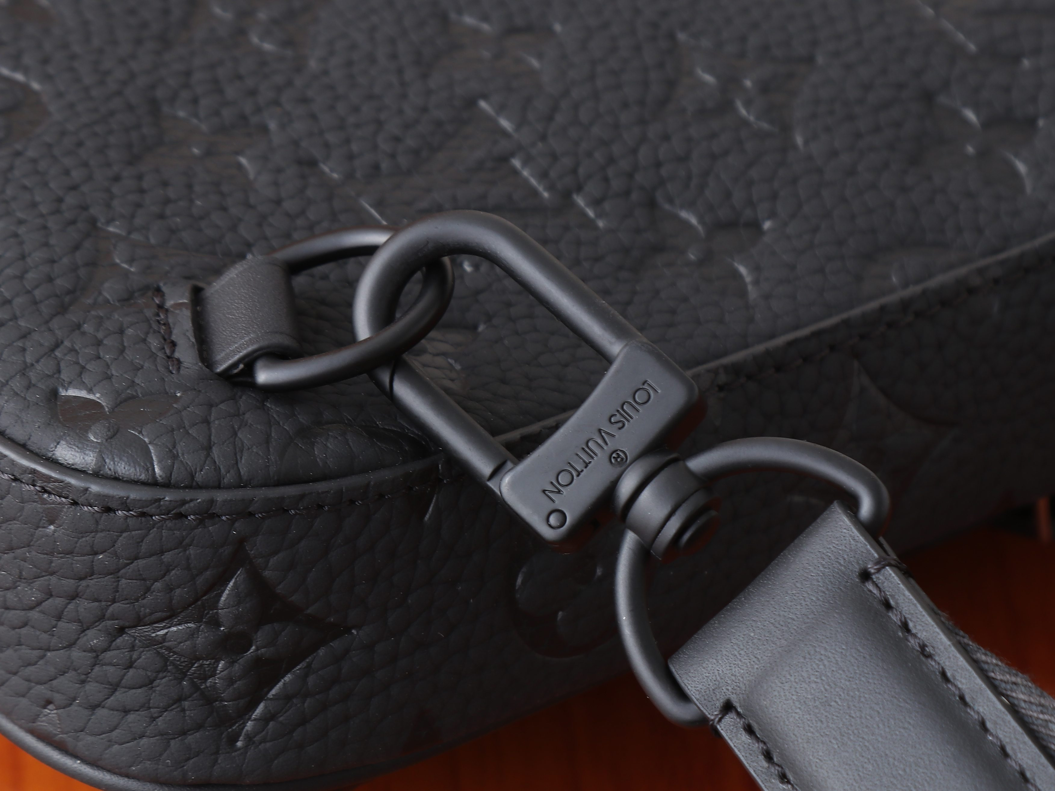 LV Avenue Slingbag PM M2A354 16x33x5.7cm