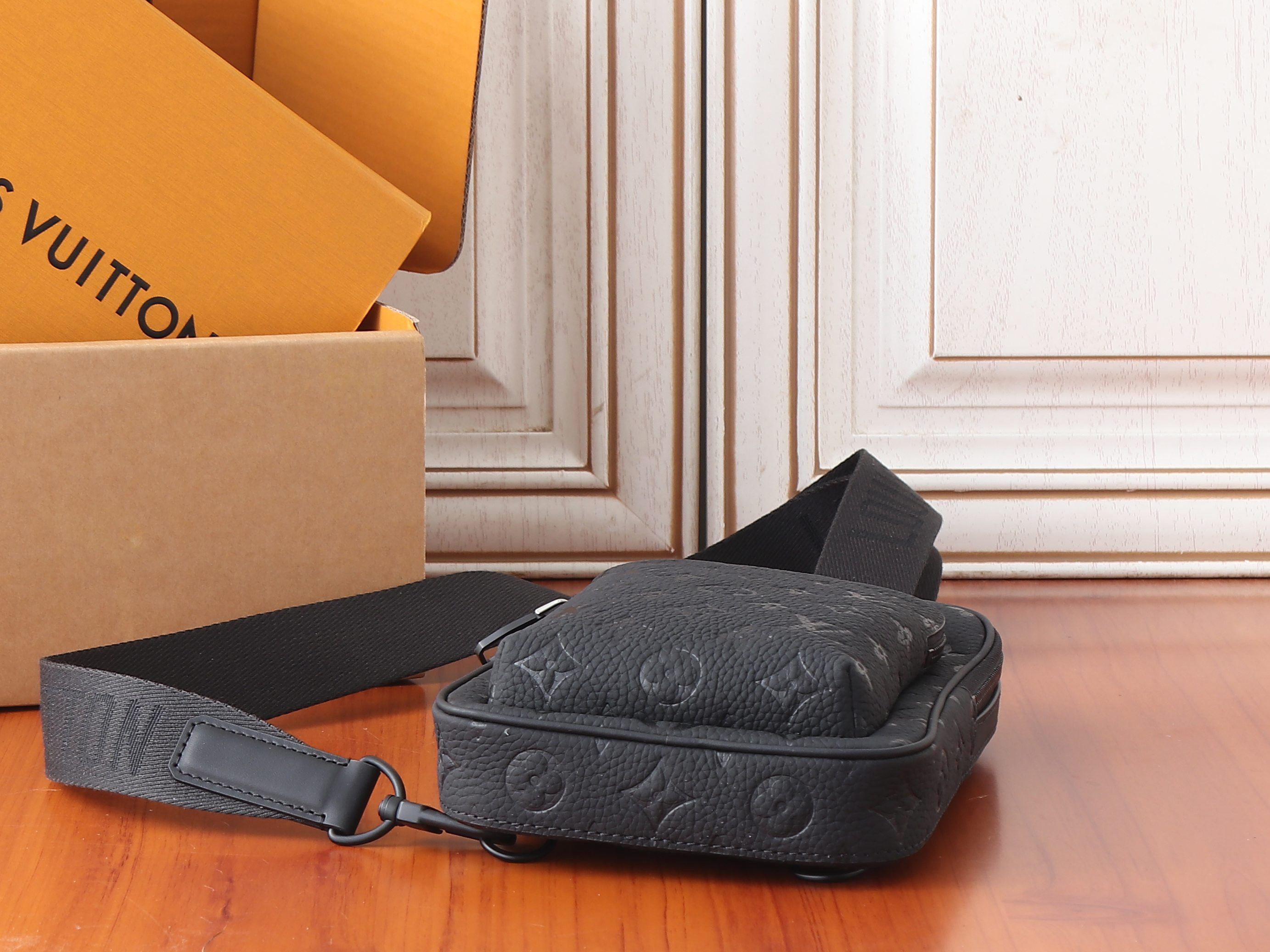LV Avenue Slingbag PM M2A354 16x33x5.7cm