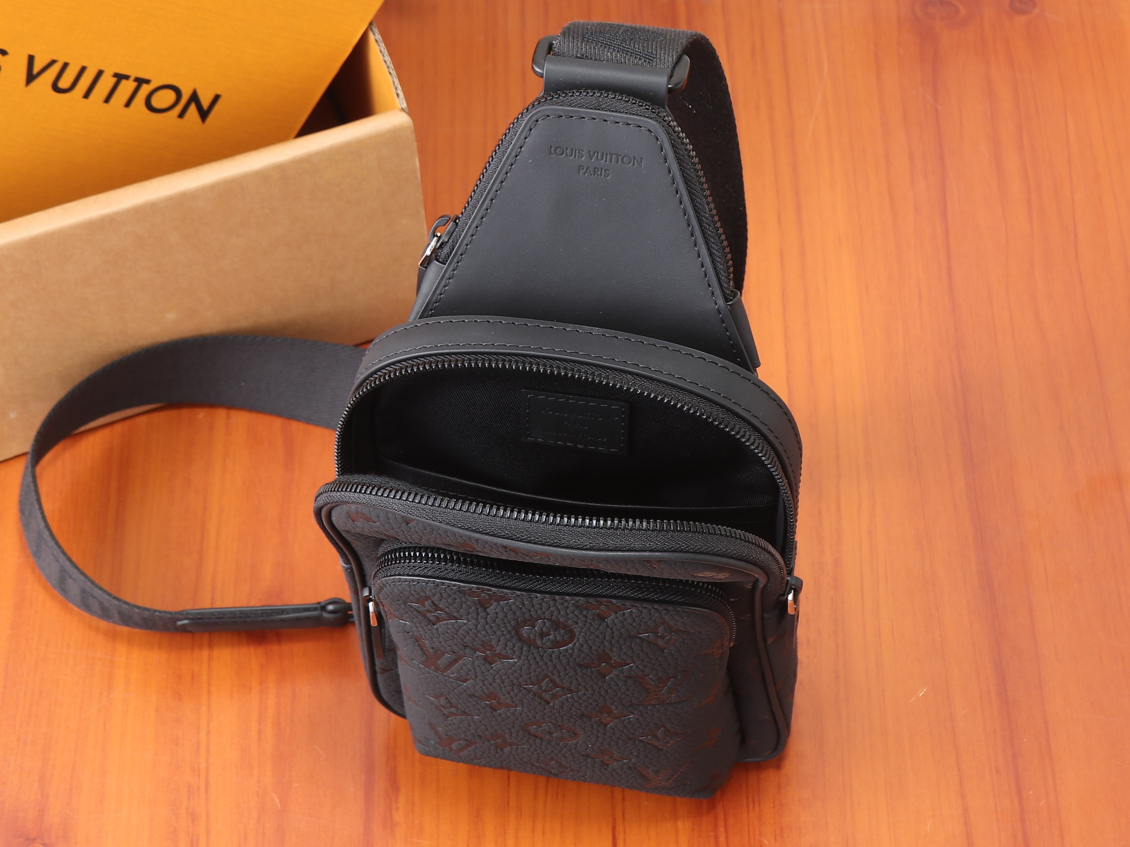 LV Avenue Slingbag PM M2A354 16x33x5.7cm