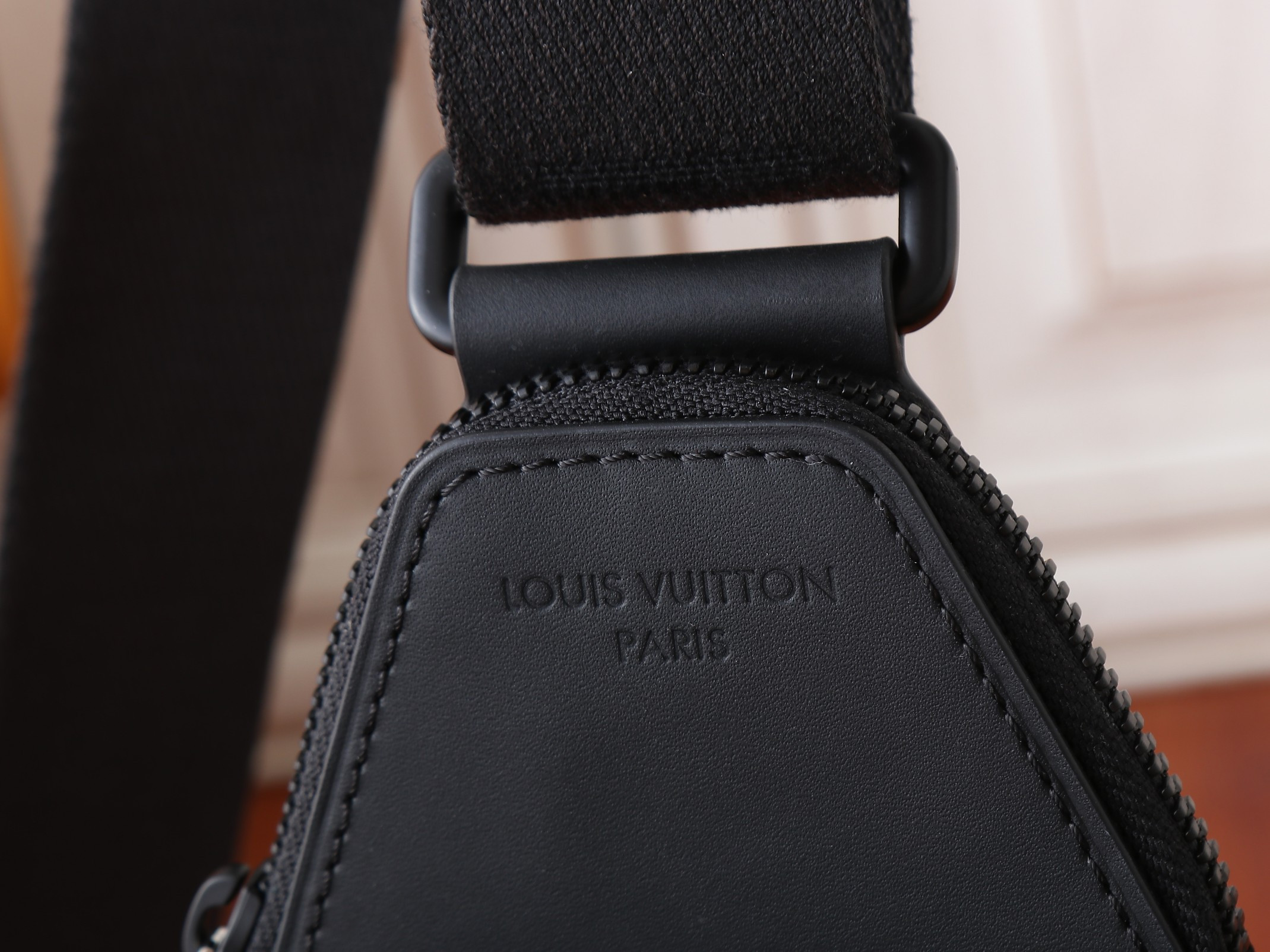 LV Avenue Slingbag PM M2A354 16x33x5.7cm