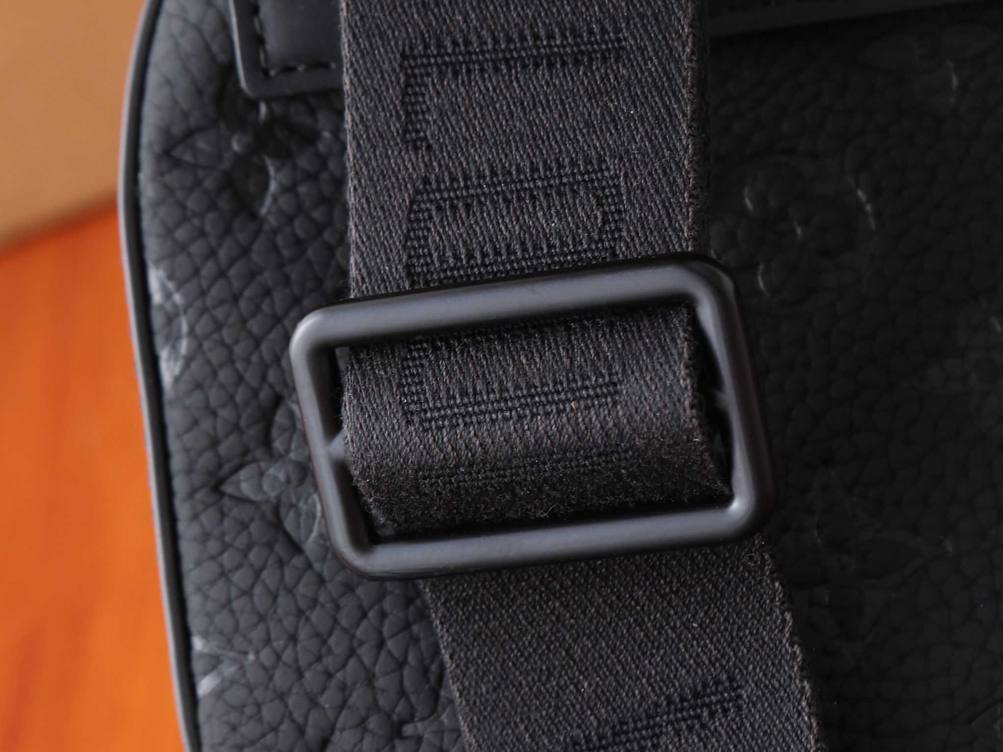 LV Avenue Slingbag PM M2A354 16x33x5.7cm