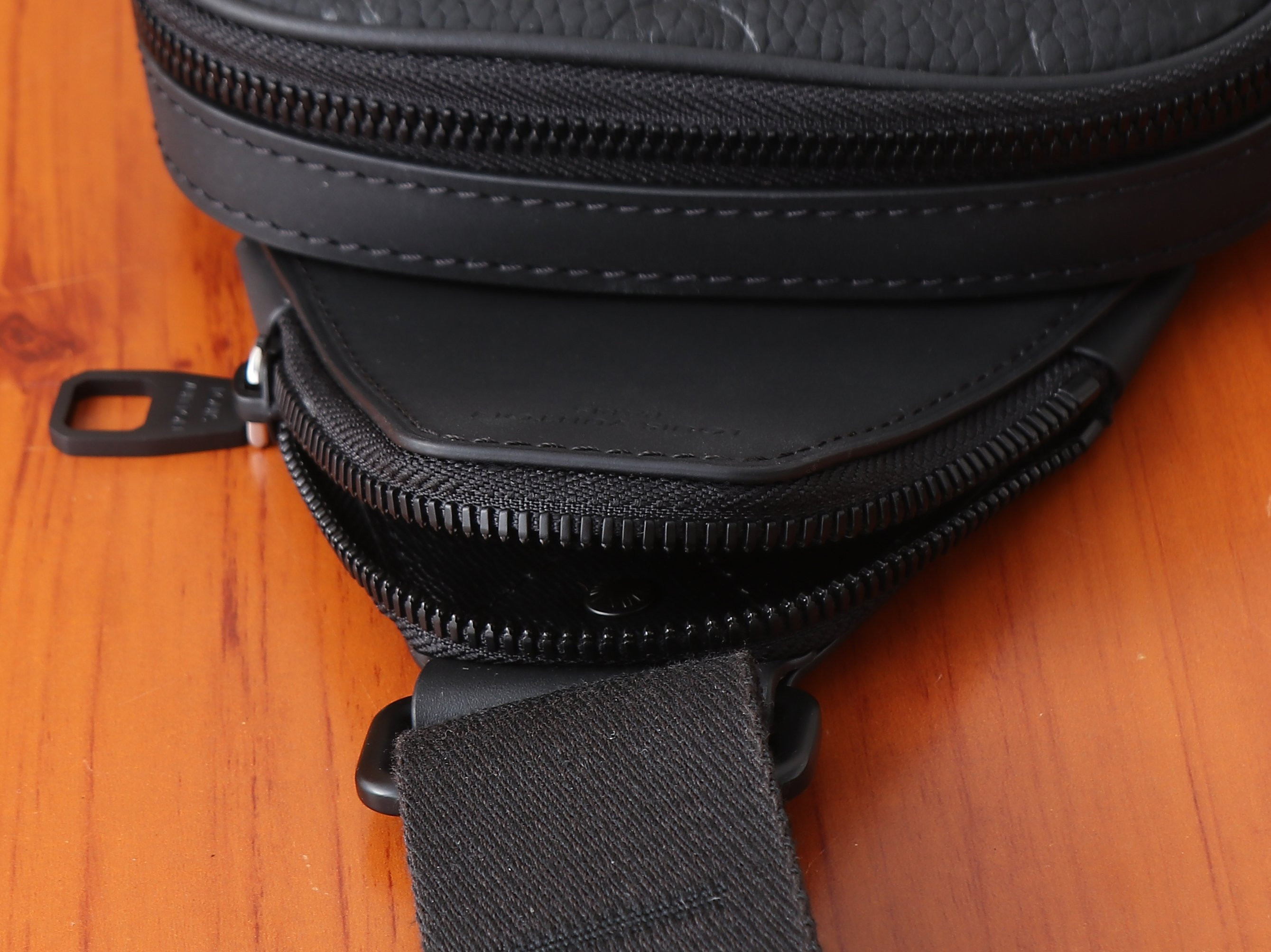 LV Avenue Slingbag PM M2A354 16x33x5.7cm