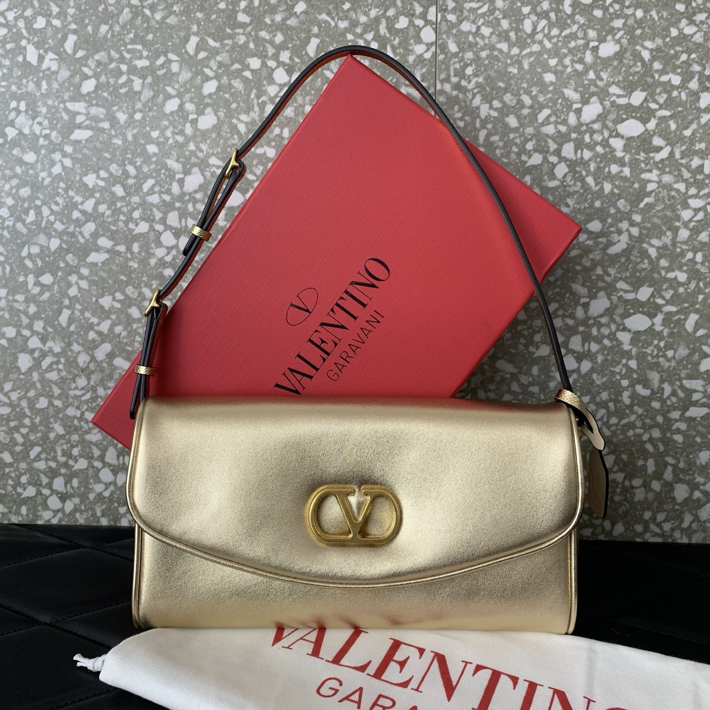 Va1e*ntin0 garavani devain small nappa shoulder bag 23.5x12x3cm