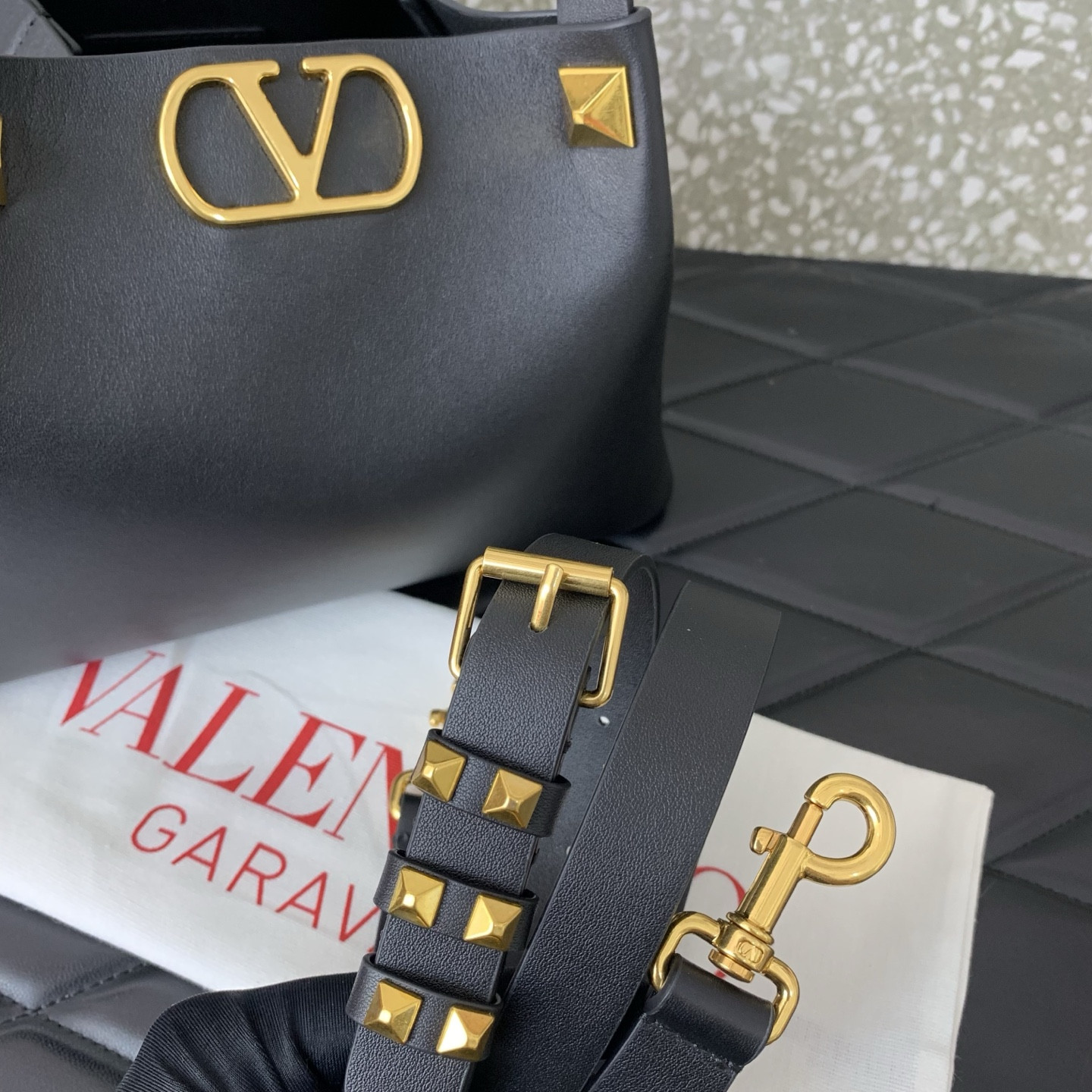 Va1e*ntin0 garavani small soft leather shopping bag 25x15x17.5cm