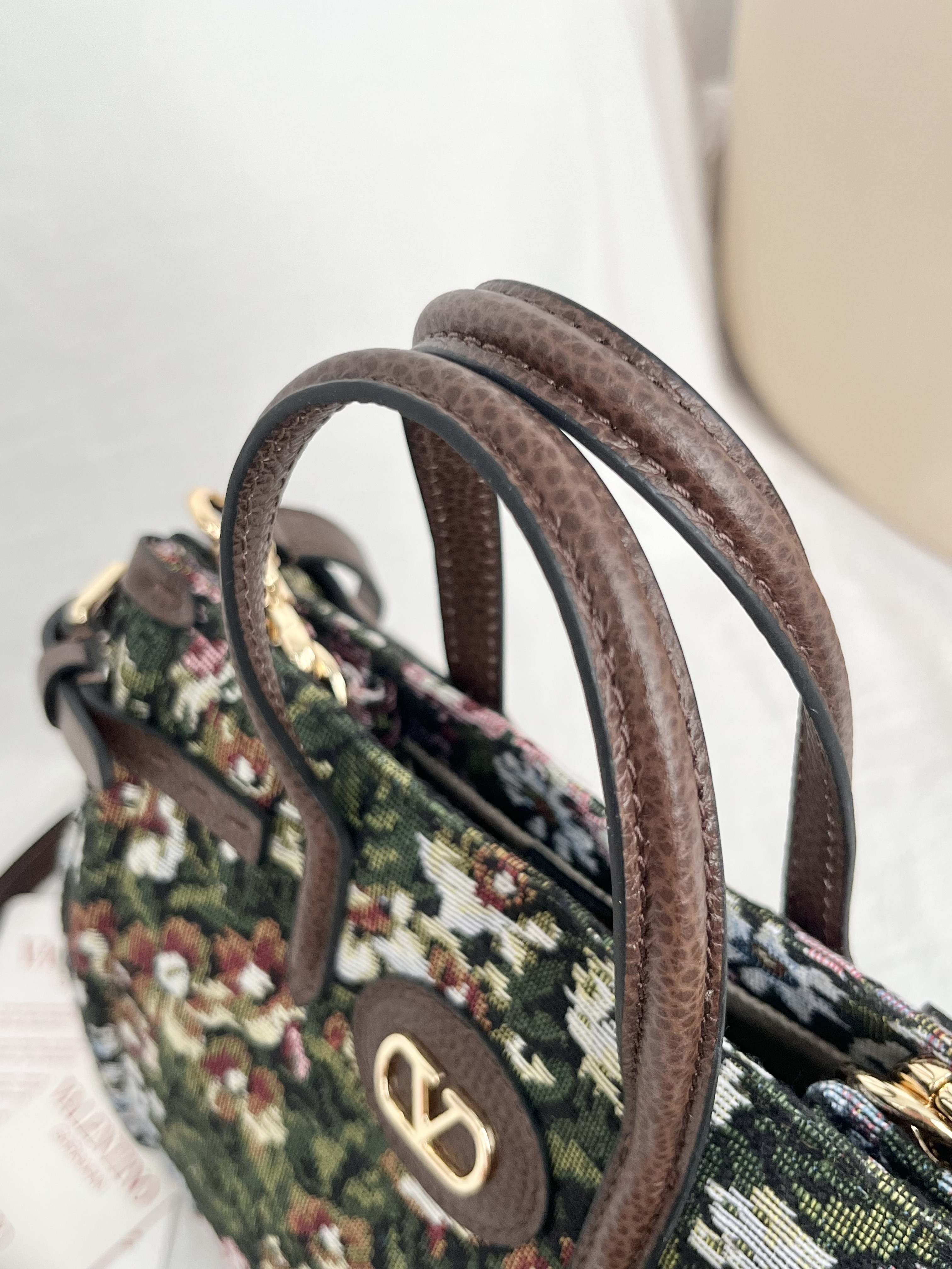 Va1e*ntin0 garavani antibes small shopping bag 22x19x12cm